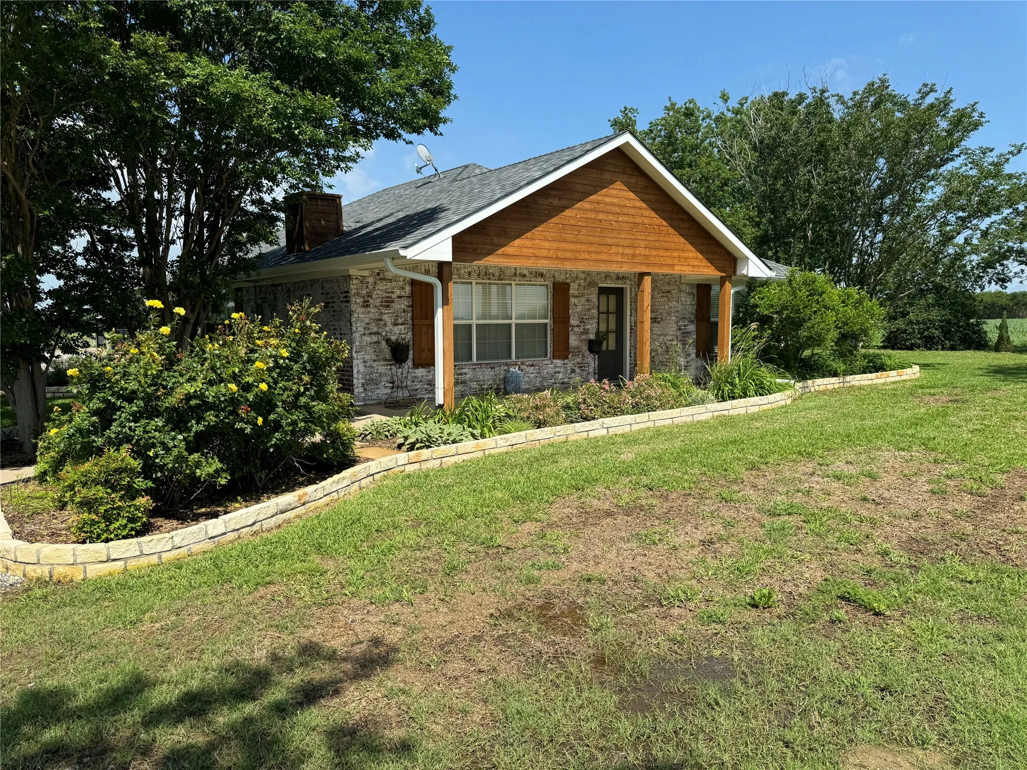 View of front facade with a front yard