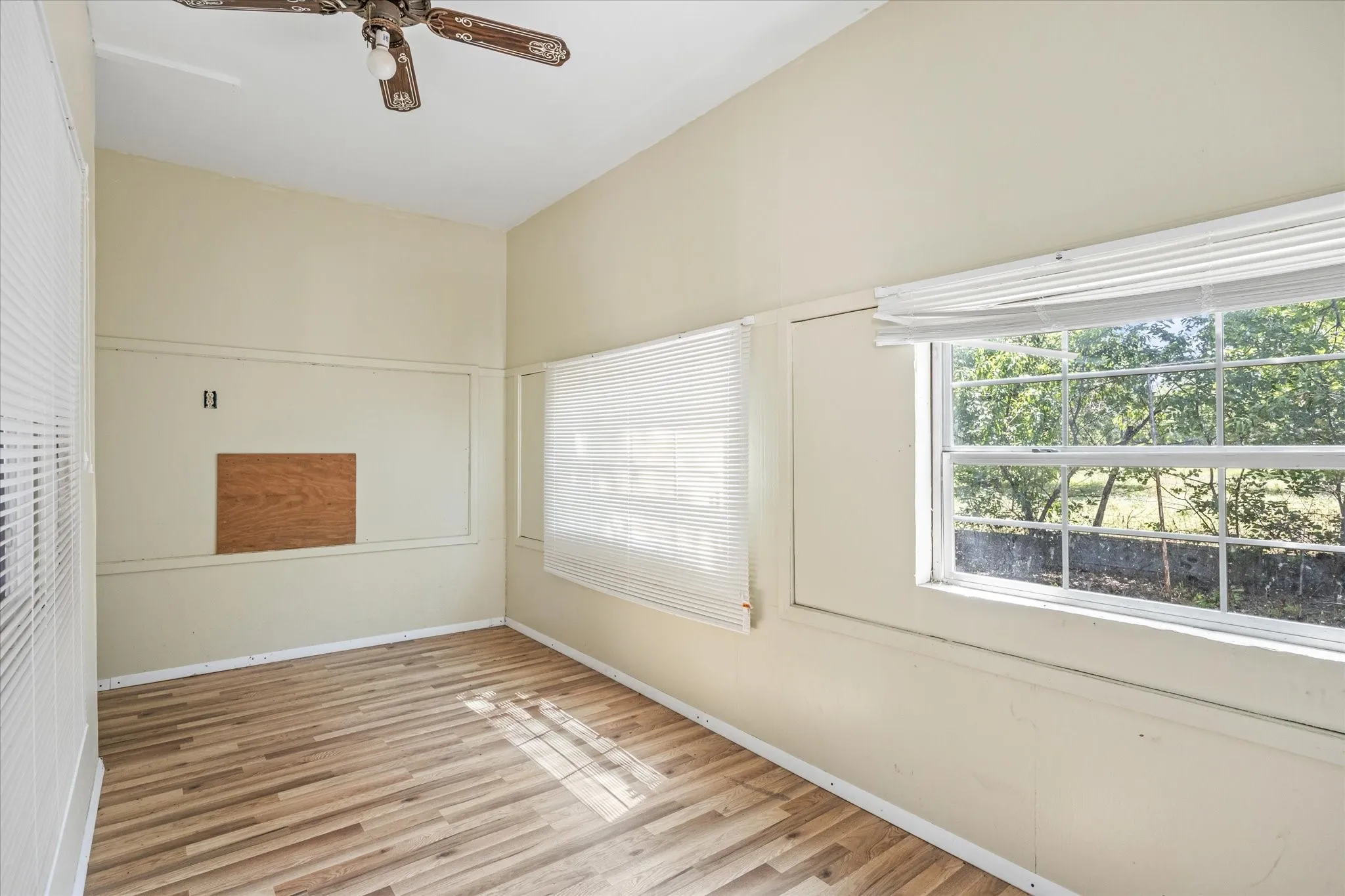 Single Family Residence For Sale in Eastland County , 720 N Seaman Street, Eastland, Texas 76448, 3 Bedroom, 2 Bathroom, 2 Garage spaces, 1,353 Sqft, built in 1950, Preowned, mls#20618392, Real Estate Agent in Eastland, Homes For Sale in Eastland county, Homes For Sale in Eastland, Realtor in Eastland Texas, Real Estate Brokerage Independent Realty Texas, Luminita Cordes Realtor