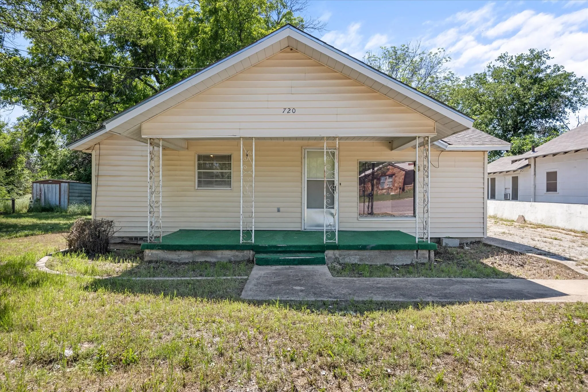 Single Family Residence For Sale in Eastland County , 720 N Seaman Street, Eastland, Texas 76448, 3 Bedroom, 2 Bathroom, 2 Garage spaces, 1,353 Sqft, built in 1950, Preowned, mls#20618392, Real Estate Agent in Eastland, Homes For Sale in Eastland county, Homes For Sale in Eastland, Realtor in Eastland Texas, Real Estate Brokerage Independent Realty Texas, Luminita Cordes Realtor