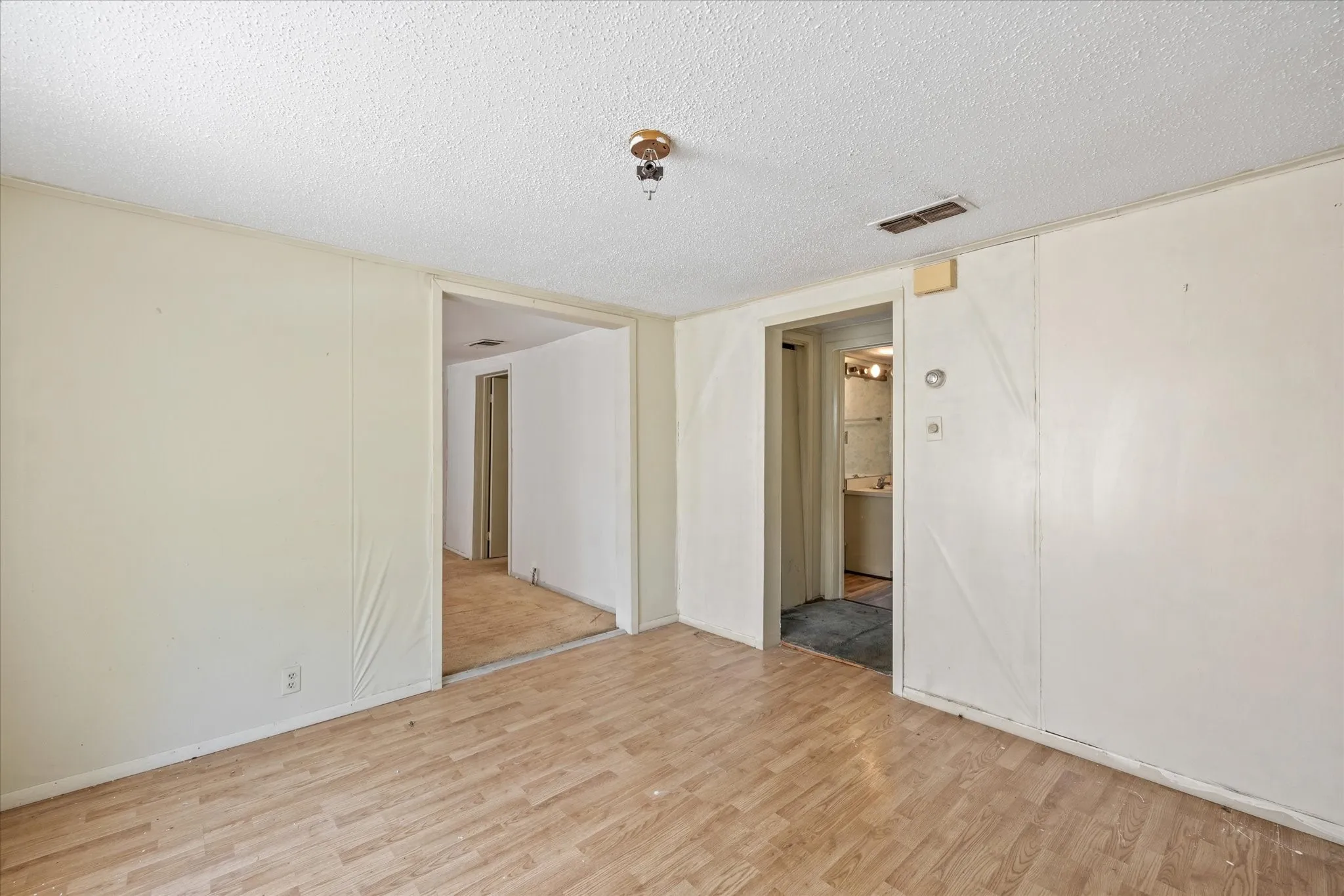 Single Family Residence For Sale in Eastland County , 720 N Seaman Street, Eastland, Texas 76448, 3 Bedroom, 2 Bathroom, 2 Garage spaces, 1,353 Sqft, built in 1950, Preowned, mls#20618392, Real Estate Agent in Eastland, Homes For Sale in Eastland county, Homes For Sale in Eastland, Realtor in Eastland Texas, Real Estate Brokerage Independent Realty Texas, Luminita Cordes Realtor