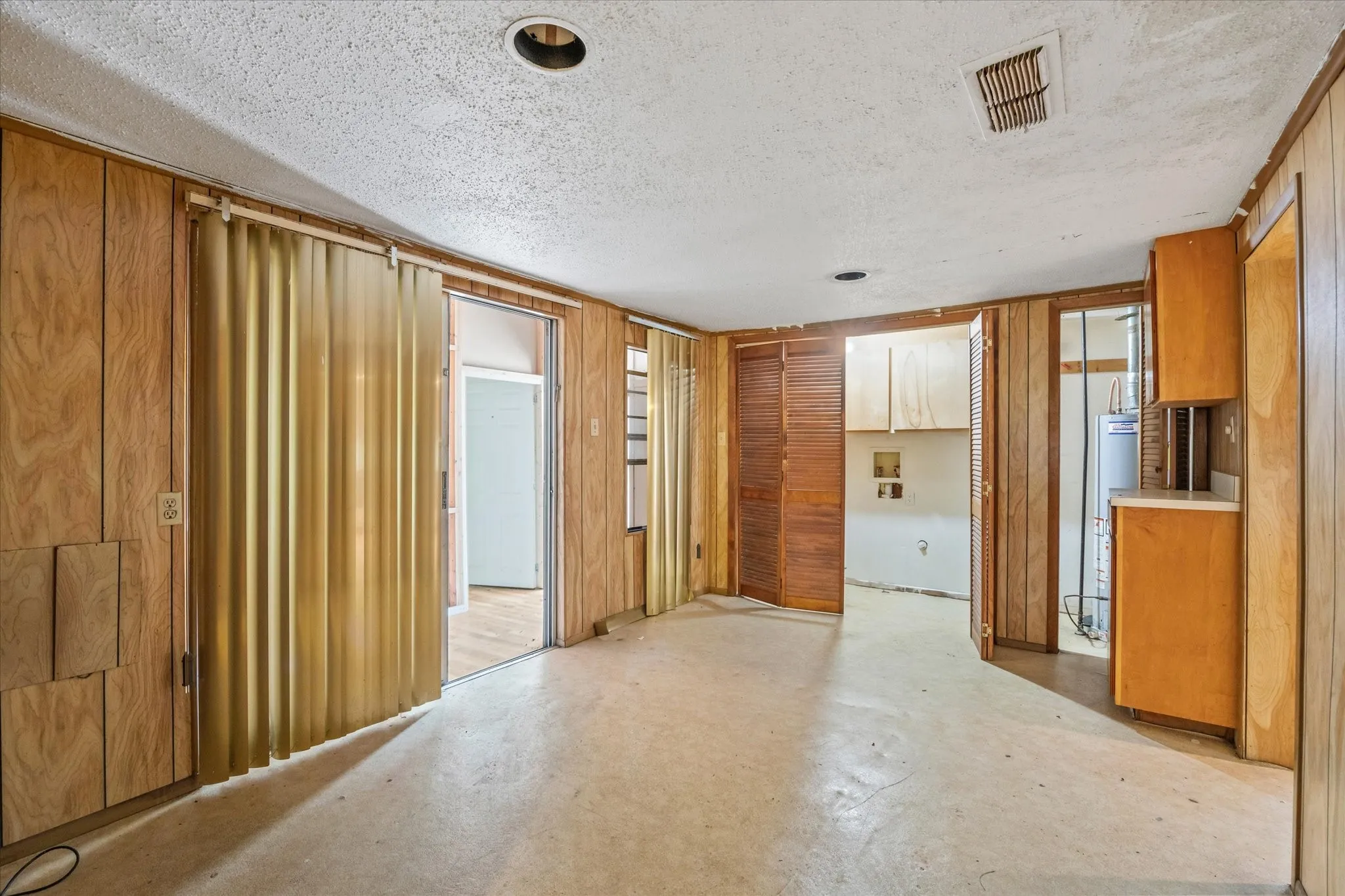 Single Family Residence For Sale in Eastland County , 720 N Seaman Street, Eastland, Texas 76448, 3 Bedroom, 2 Bathroom, 2 Garage spaces, 1,353 Sqft, built in 1950, Preowned, mls#20618392, Real Estate Agent in Eastland, Homes For Sale in Eastland county, Homes For Sale in Eastland, Realtor in Eastland Texas, Real Estate Brokerage Independent Realty Texas, Luminita Cordes Realtor