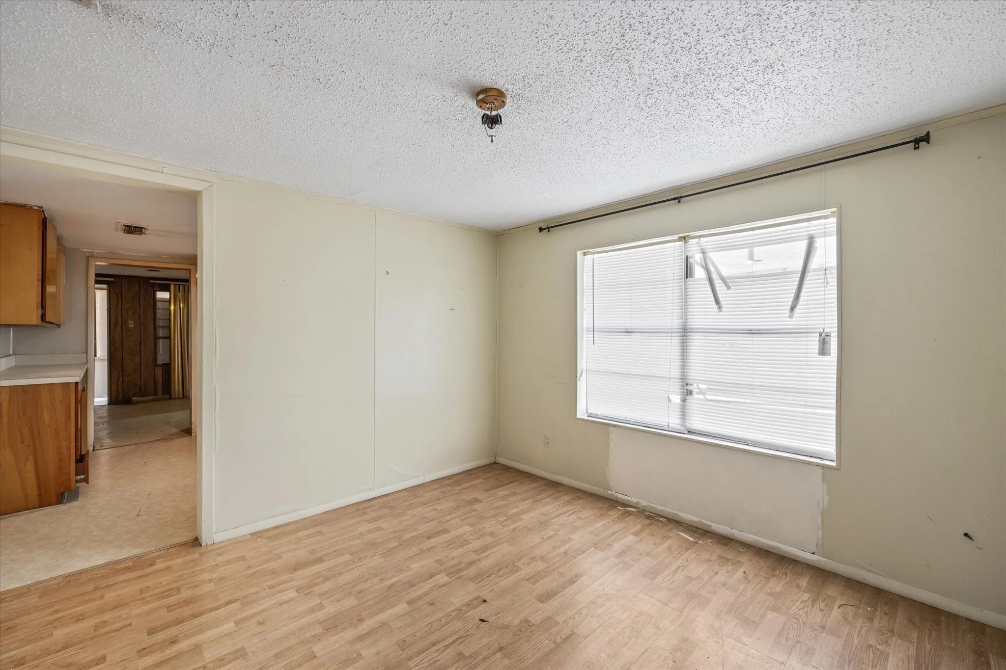 Single Family Residence For Sale in Eastland County , 720 N Seaman Street, Eastland, Texas 76448, 3 Bedroom, 2 Bathroom, 2 Garage spaces, 1,353 Sqft, built in 1950, Preowned, mls#20618392, Real Estate Agent in Eastland, Homes For Sale in Eastland county, Homes For Sale in Eastland, Realtor in Eastland Texas, Real Estate Brokerage Independent Realty Texas, Luminita Cordes Realtor
