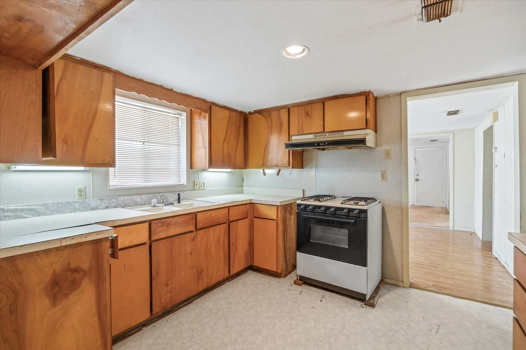 Single Family Residence For Sale in Eastland County , 720 N Seaman Street, Eastland, Texas 76448, 3 Bedroom, 2 Bathroom, 2 Garage spaces, 1,353 Sqft, built in 1950, Preowned, mls#20618392, Real Estate Agent in Eastland, Homes For Sale in Eastland county, Homes For Sale in Eastland, Realtor in Eastland Texas, Real Estate Brokerage Independent Realty Texas, Luminita Cordes Realtor
