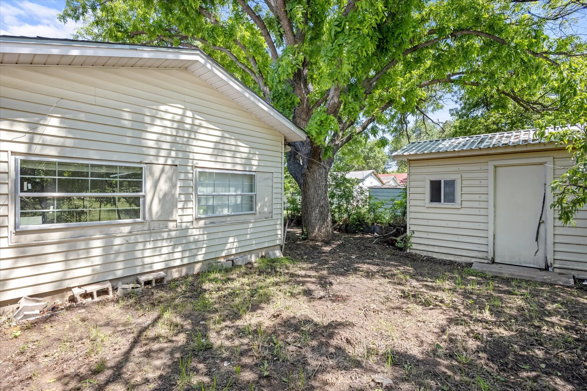 Single Family Residence For Sale in Eastland County , 720 N Seaman Street, Eastland, Texas 76448, 3 Bedroom, 2 Bathroom, 2 Garage spaces, 1,353 Sqft, built in 1950, Preowned, mls#20618392, Real Estate Agent in Eastland, Homes For Sale in Eastland county, Homes For Sale in Eastland, Realtor in Eastland Texas, Real Estate Brokerage Independent Realty Texas, Luminita Cordes Realtor