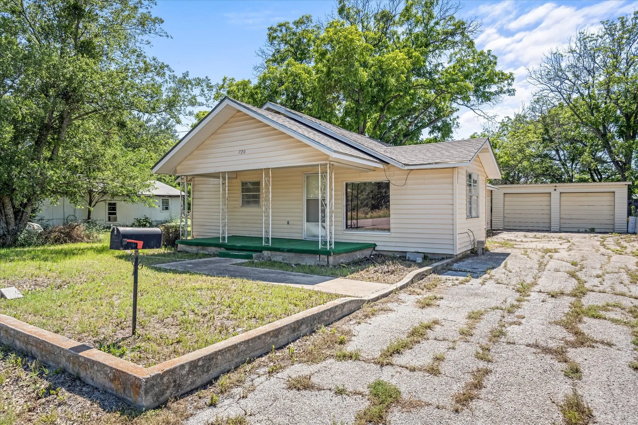 Single Family Residence For Sale in Eastland County , 720 N Seaman Street, Eastland, Texas 76448, 3 Bedroom, 2 Bathroom, 2 Garage spaces, 1,353 Sqft, built in 1950, Preowned, mls#20618392, Real Estate Agent in Eastland, Homes For Sale in Eastland county, Homes For Sale in Eastland, Realtor in Eastland Texas, Real Estate Brokerage Independent Realty Texas, Luminita Cordes Realtor