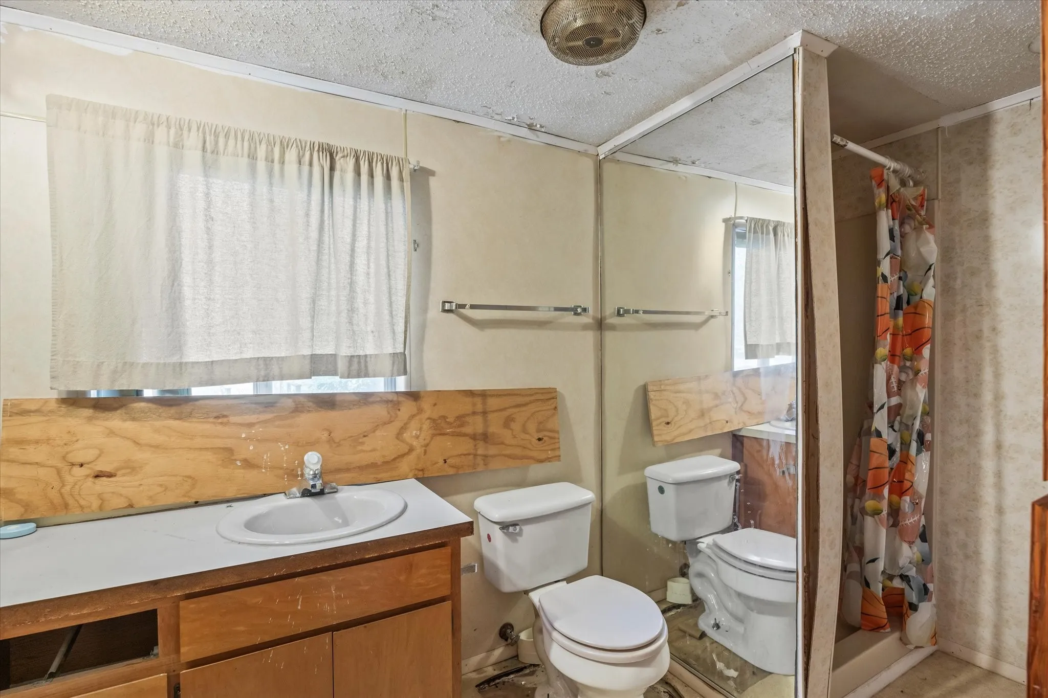 Single Family Residence For Sale in Eastland County , 720 N Seaman Street, Eastland, Texas 76448, 3 Bedroom, 2 Bathroom, 2 Garage spaces, 1,353 Sqft, built in 1950, Preowned, mls#20618392, Real Estate Agent in Eastland, Homes For Sale in Eastland county, Homes For Sale in Eastland, Realtor in Eastland Texas, Real Estate Brokerage Independent Realty Texas, Luminita Cordes Realtor