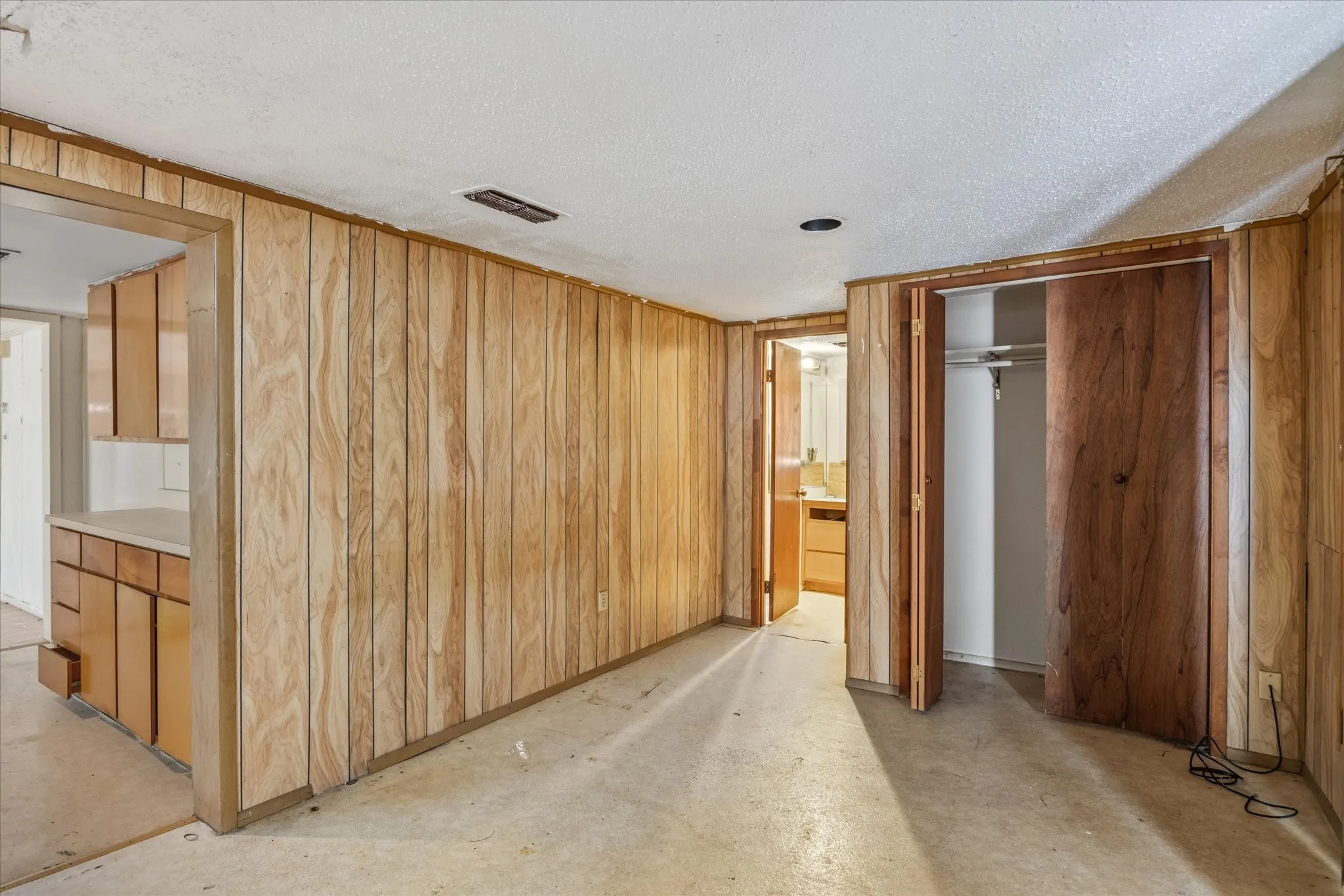 Single Family Residence For Sale in Eastland County , 720 N Seaman Street, Eastland, Texas 76448, 3 Bedroom, 2 Bathroom, 2 Garage spaces, 1,353 Sqft, built in 1950, Preowned, mls#20618392, Real Estate Agent in Eastland, Homes For Sale in Eastland county, Homes For Sale in Eastland, Realtor in Eastland Texas, Real Estate Brokerage Independent Realty Texas, Luminita Cordes Realtor