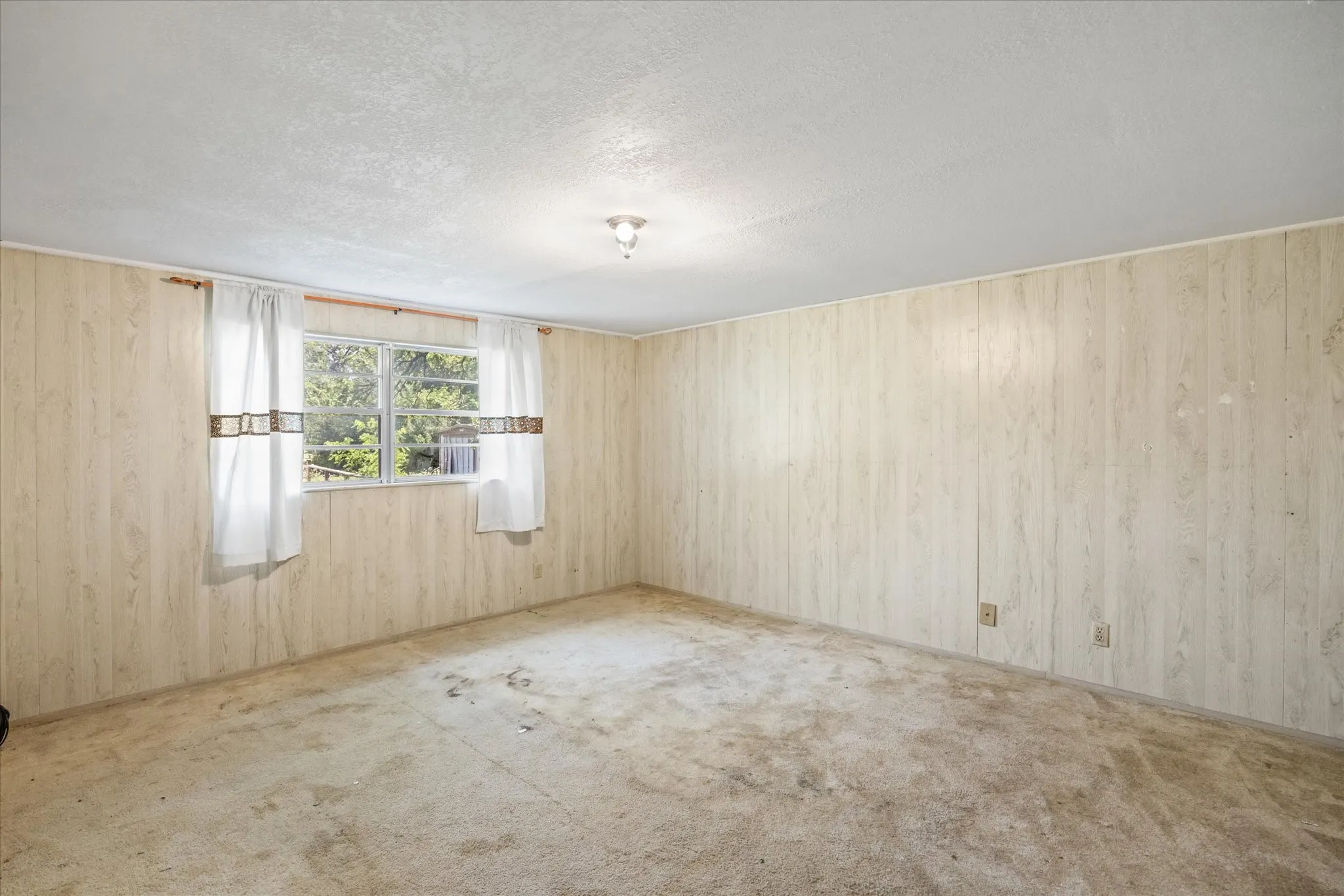 Single Family Residence For Sale in Eastland County , 720 N Seaman Street, Eastland, Texas 76448, 3 Bedroom, 2 Bathroom, 2 Garage spaces, 1,353 Sqft, built in 1950, Preowned, mls#20618392, Real Estate Agent in Eastland, Homes For Sale in Eastland county, Homes For Sale in Eastland, Realtor in Eastland Texas, Real Estate Brokerage Independent Realty Texas, Luminita Cordes Realtor