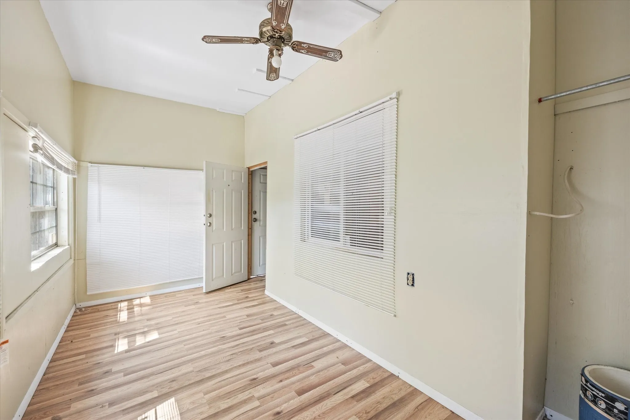 Single Family Residence For Sale in Eastland County , 720 N Seaman Street, Eastland, Texas 76448, 3 Bedroom, 2 Bathroom, 2 Garage spaces, 1,353 Sqft, built in 1950, Preowned, mls#20618392, Real Estate Agent in Eastland, Homes For Sale in Eastland county, Homes For Sale in Eastland, Realtor in Eastland Texas, Real Estate Brokerage Independent Realty Texas, Luminita Cordes Realtor