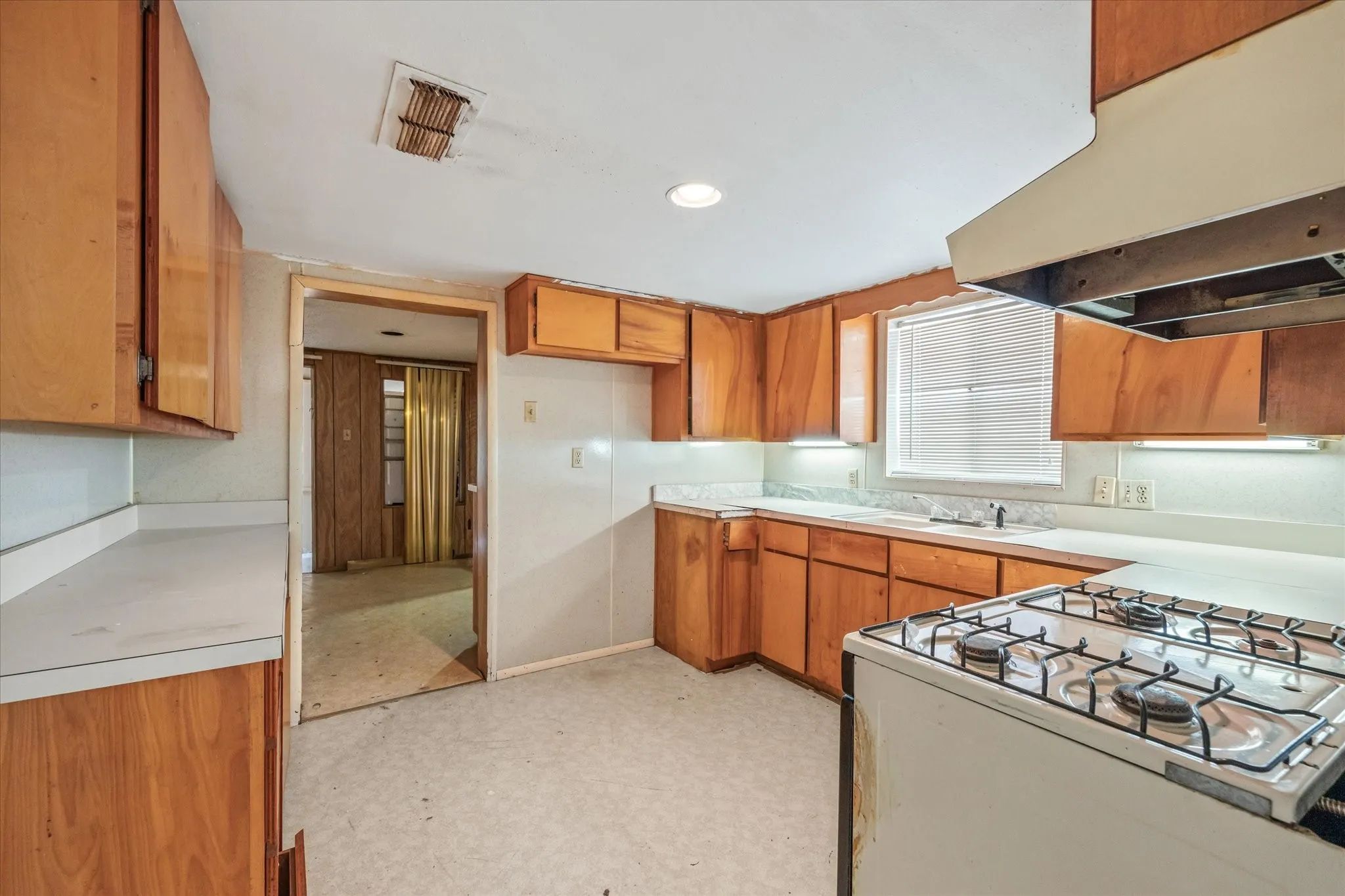 Single Family Residence For Sale in Eastland County , 720 N Seaman Street, Eastland, Texas 76448, 3 Bedroom, 2 Bathroom, 2 Garage spaces, 1,353 Sqft, built in 1950, Preowned, mls#20618392, Real Estate Agent in Eastland, Homes For Sale in Eastland county, Homes For Sale in Eastland, Realtor in Eastland Texas, Real Estate Brokerage Independent Realty Texas, Luminita Cordes Realtor