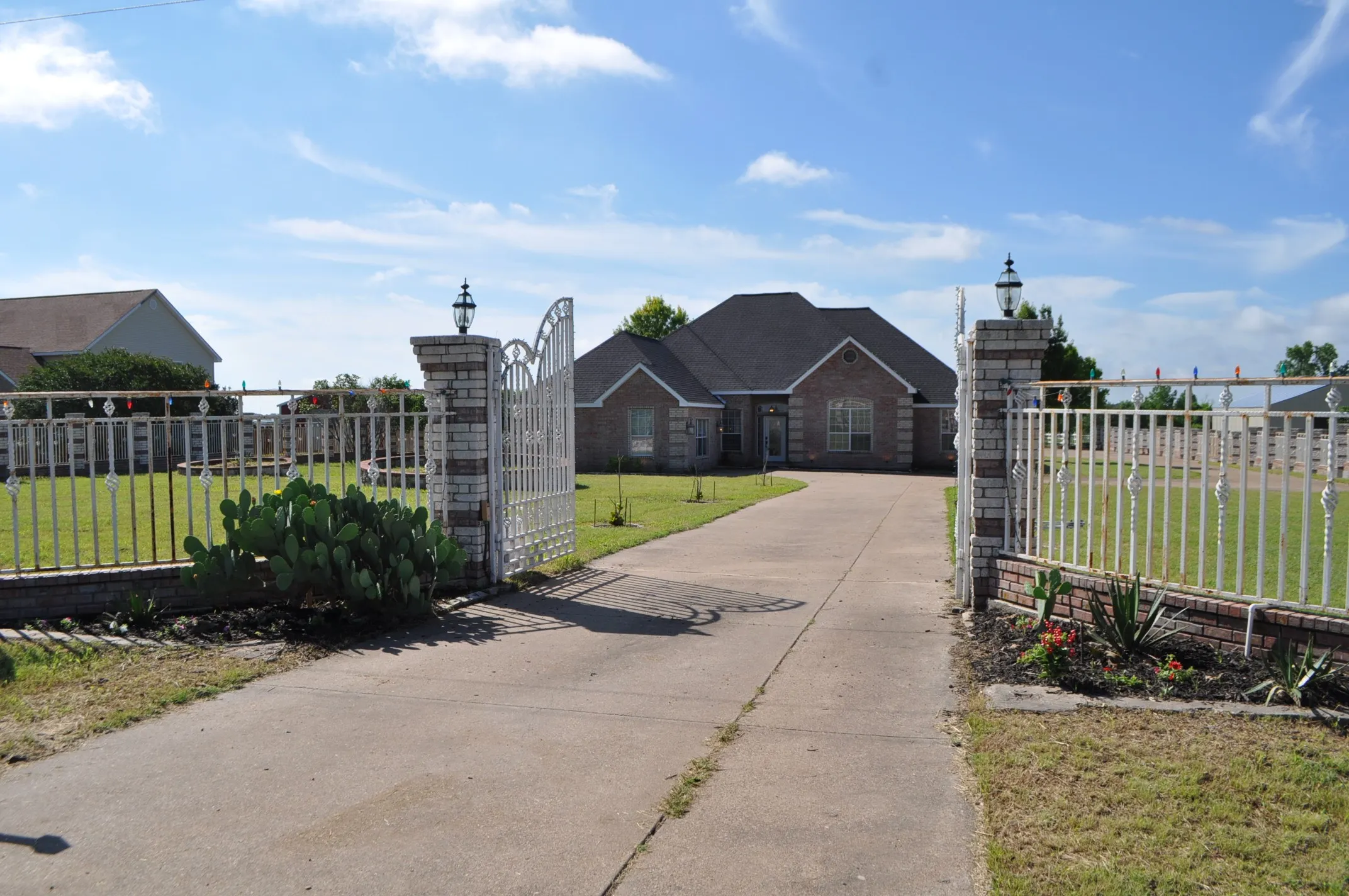 Farm For Sale in Ellis County , 3511 Fm 66, Waxahachie, Texas 75167, 4 Bedroom, 3 Bathroom, 6 Garage spaces, 3,292 Sqft, built in 2002, Preowned, mls#20620412, Real Estate Agent in Waxahachie, Homes For Sale in Ellis county, Homes For Sale in Waxahachie, Realtor in Waxahachie Texas, Real Estate Brokerage Independent Realty Texas, Luminita Cordes Realtor