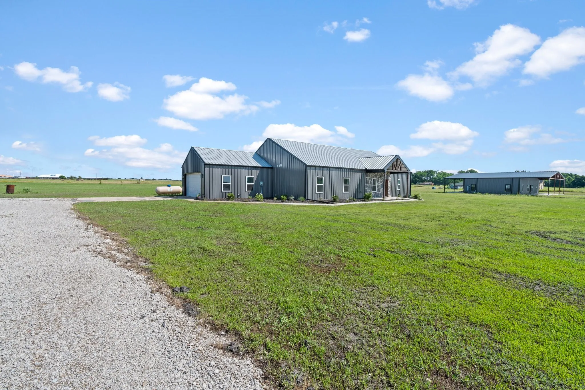 View of yard with an outdoor structure