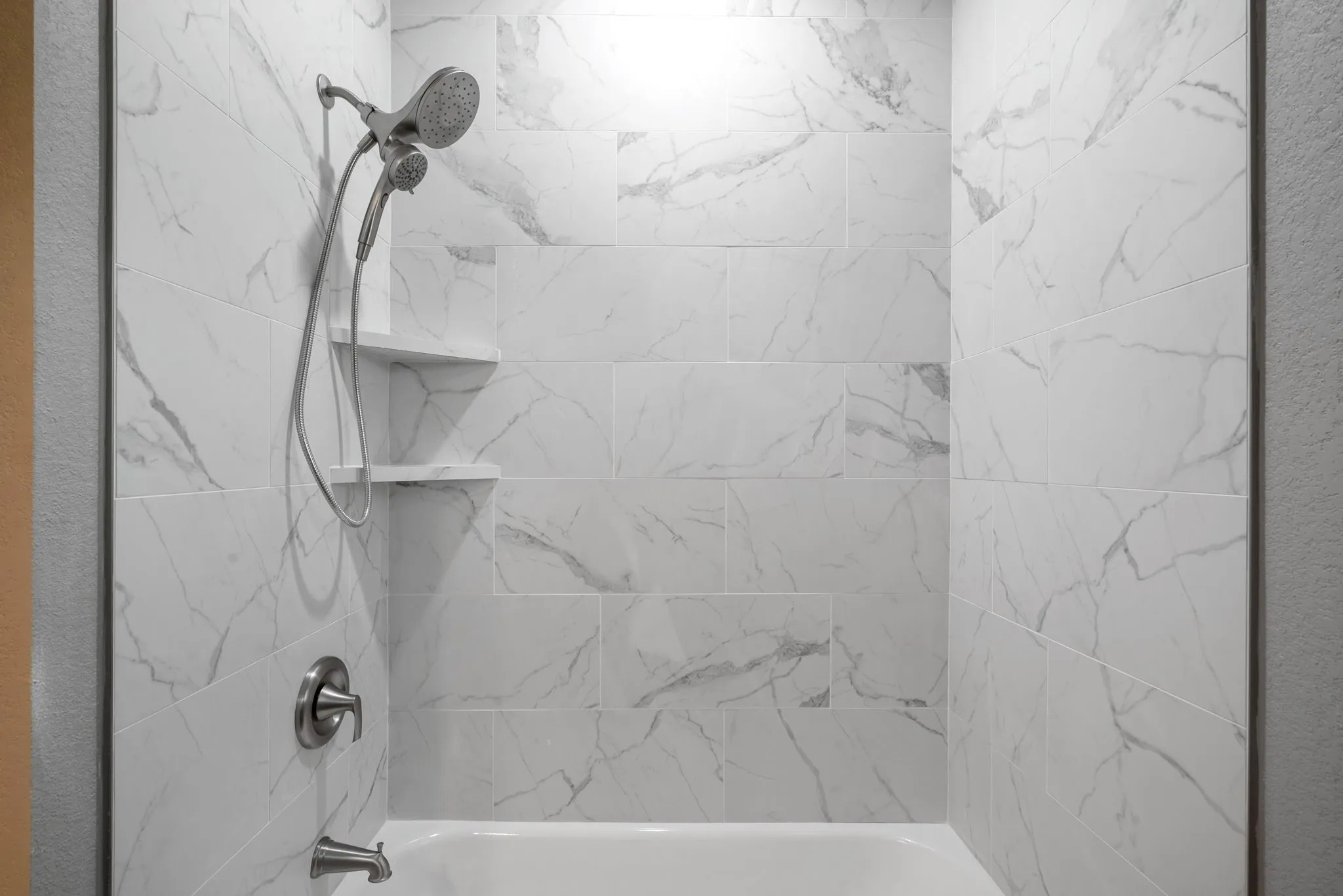 Bathroom with tiled shower / bath