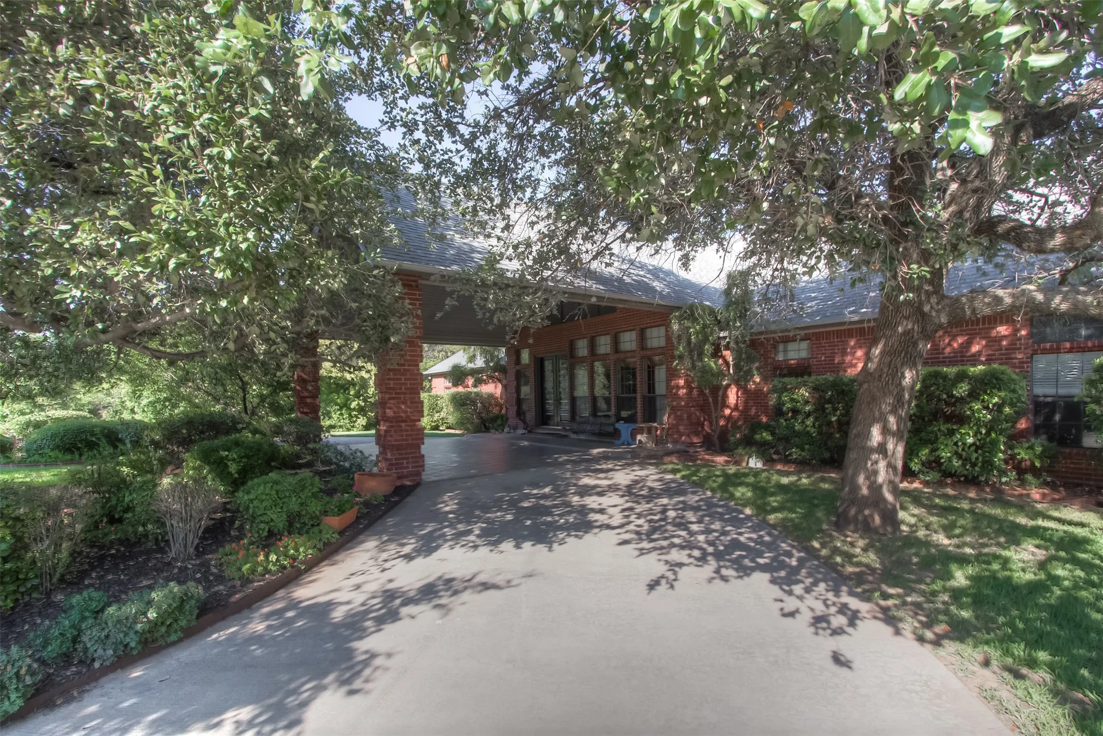 Single Family Residence For Sale in Tarrant County , 9625 Lechner Road, Fort Worth, Texas 76179, 4 Bedroom, 5 Bathroom, 2 Garage spaces, 5,352 Sqft, built in 1991, Preowned, mls#20622293, Real Estate Agent in Fort Worth, Homes For Sale in Tarrant county, Homes For Sale in Fort Worth, Realtor in Fort Worth Texas, Real Estate Brokerage Independent Realty Texas, Luminita Cordes Realtor