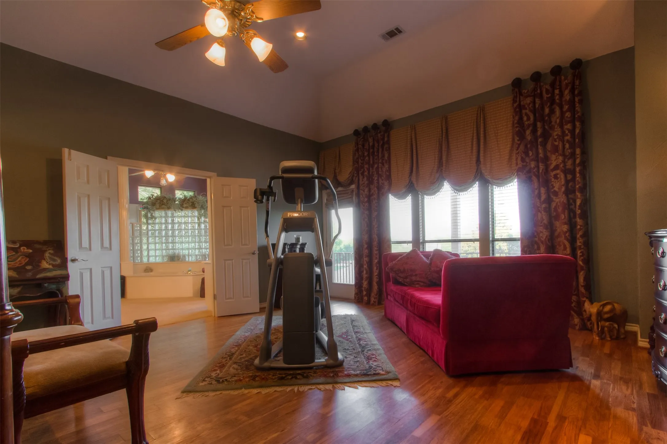 Single Family Residence For Sale in Tarrant County , 9625 Lechner Road, Fort Worth, Texas 76179, 4 Bedroom, 5 Bathroom, 2 Garage spaces, 5,352 Sqft, built in 1991, Preowned, mls#20622293, Real Estate Agent in Fort Worth, Homes For Sale in Tarrant county, Homes For Sale in Fort Worth, Realtor in Fort Worth Texas, Real Estate Brokerage Independent Realty Texas, Luminita Cordes Realtor