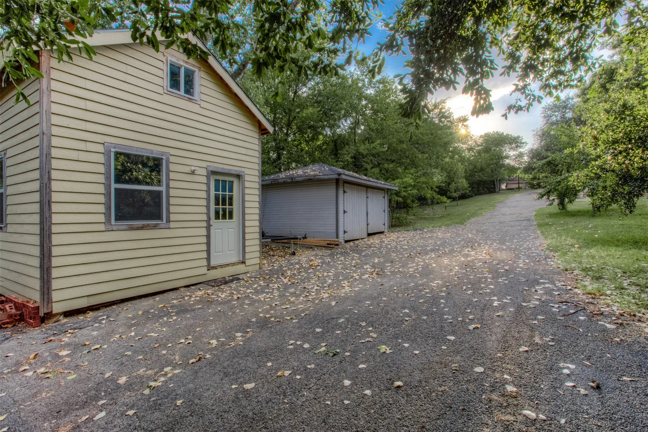 Single Family Residence For Sale in Tarrant County , 9625 Lechner Road, Fort Worth, Texas 76179, 4 Bedroom, 5 Bathroom, 2 Garage spaces, 5,352 Sqft, built in 1991, Preowned, mls#20622293, Real Estate Agent in Fort Worth, Homes For Sale in Tarrant county, Homes For Sale in Fort Worth, Realtor in Fort Worth Texas, Real Estate Brokerage Independent Realty Texas, Luminita Cordes Realtor
