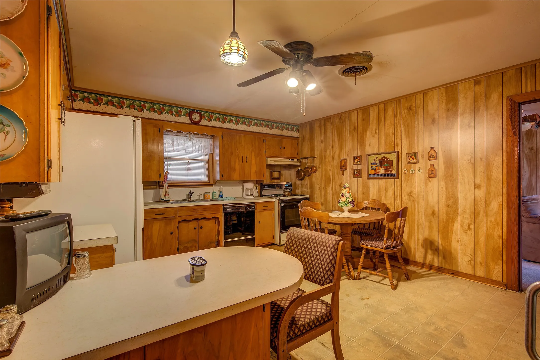Single Family Residence For Sale in Hunt County , 7209 Hackberry Drive, Greenville, Texas 75402, 2 Bedrooms, 1 Bathroom, 2 Garage spaces, 1,744 Sqft, built in 1955, Preowned, Price $349,000, mls#20645658, Real Estate Agent in Greenville, Homes For Sale in Hunt county, Homes For Sale in Greenville, Realtor in Greenville Texas, Real Estate Brokerage Independent Realty Texas, Luminita Cordes Realtor