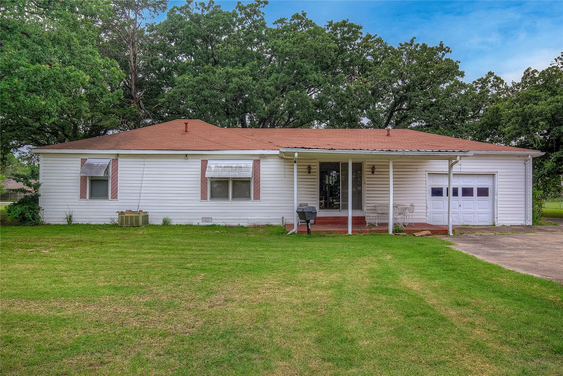 Single Family Residence For Sale in Hunt County , 7209 Hackberry Drive, Greenville, Texas 75402, 2 Bedrooms, 1 Bathroom, 2 Garage spaces, 1,744 Sqft, built in 1955, Preowned, Price $349,000, mls#20645658, Real Estate Agent in Greenville, Homes For Sale in Hunt county, Homes For Sale in Greenville, Realtor in Greenville Texas, Real Estate Brokerage Independent Realty Texas, Luminita Cordes Realtor