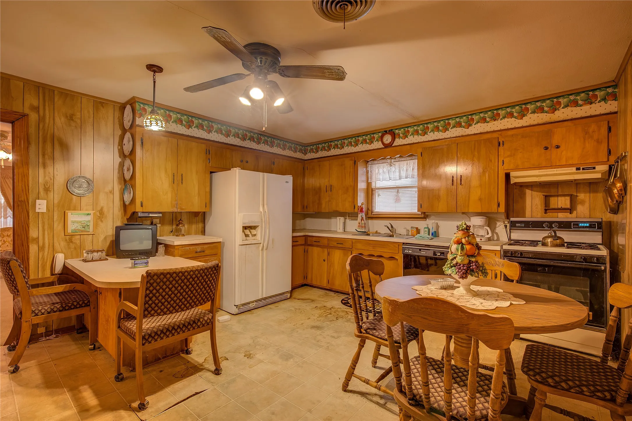 Single Family Residence For Sale in Hunt County , 7209 Hackberry Drive, Greenville, Texas 75402, 2 Bedrooms, 1 Bathroom, 2 Garage spaces, 1,744 Sqft, built in 1955, Preowned, Price $349,000, mls#20645658, Real Estate Agent in Greenville, Homes For Sale in Hunt county, Homes For Sale in Greenville, Realtor in Greenville Texas, Real Estate Brokerage Independent Realty Texas, Luminita Cordes Realtor