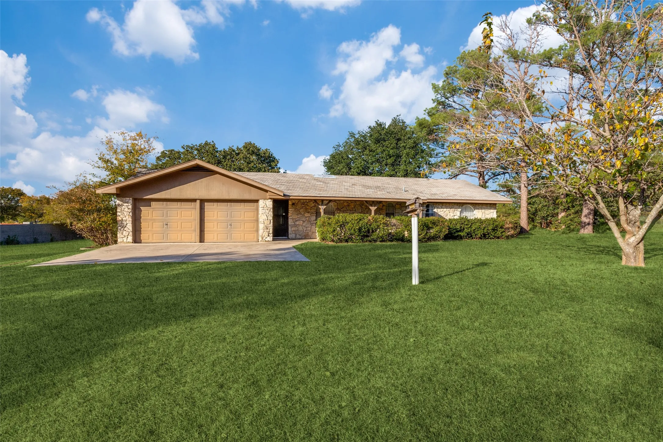 Single Family Residence For Sale in Tarrant County , 1425 Swiney Hiett Road, Kennedale, Texas 76060, 3 Bedrooms, 2 Bathrooms, 5 Garage spaces, 1,626 Sqft, built in 1978, Price $875,000, mls#20654067, Real Estate Agent in Kennedale, Homes For Sale in Tarrant county, Homes For Sale in Kennedale, Realtor in Kennedale Texas, Real Estate Brokerage Independent Realty Texas, Luminita Cordes Realtor