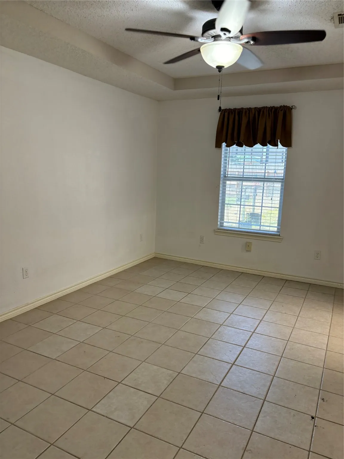Single Family Residence For Sale in Hill County , 161 Big Bend Drive, Whitney, Texas 76692, 1 Bedroom, 2 Bathroom, 2 Garage spaces, 920 Sqft, built in 2006, Preowned, mls#20647759, Real Estate Agent in Whitney, Homes For Sale in Hill county, Homes For Sale in Whitney, Realtor in Whitney Texas, Real Estate Brokerage Independent Realty Texas, Luminita Cordes Realtor