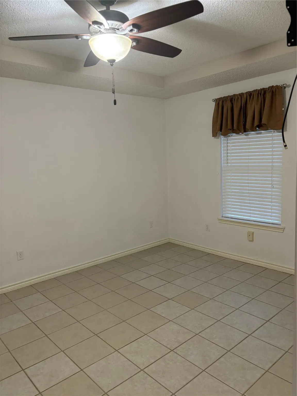 Single Family Residence For Sale in Hill County , 161 Big Bend Drive, Whitney, Texas 76692, 1 Bedroom, 2 Bathroom, 2 Garage spaces, 920 Sqft, built in 2006, Preowned, mls#20647759, Real Estate Agent in Whitney, Homes For Sale in Hill county, Homes For Sale in Whitney, Realtor in Whitney Texas, Real Estate Brokerage Independent Realty Texas, Luminita Cordes Realtor