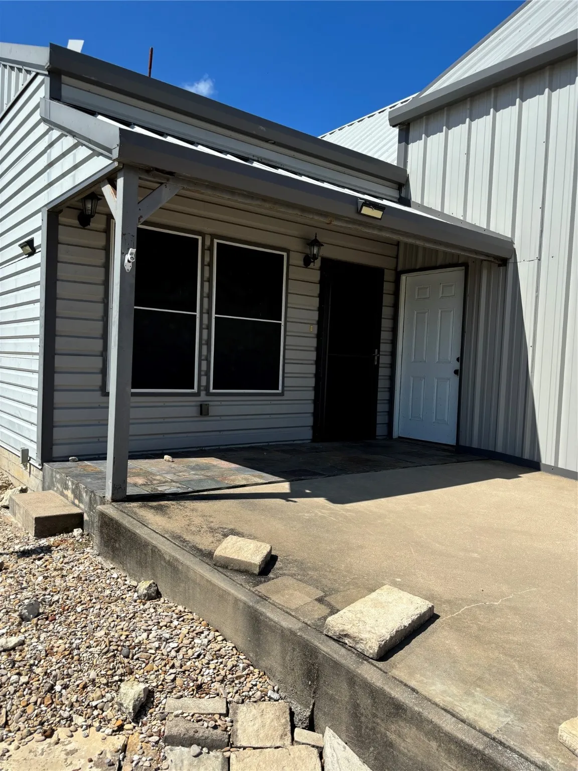 Single Family Residence For Sale in Hill County , 161 Big Bend Drive, Whitney, Texas 76692, 1 Bedroom, 2 Bathroom, 2 Garage spaces, 920 Sqft, built in 2006, Preowned, mls#20647759, Real Estate Agent in Whitney, Homes For Sale in Hill county, Homes For Sale in Whitney, Realtor in Whitney Texas, Real Estate Brokerage Independent Realty Texas, Luminita Cordes Realtor