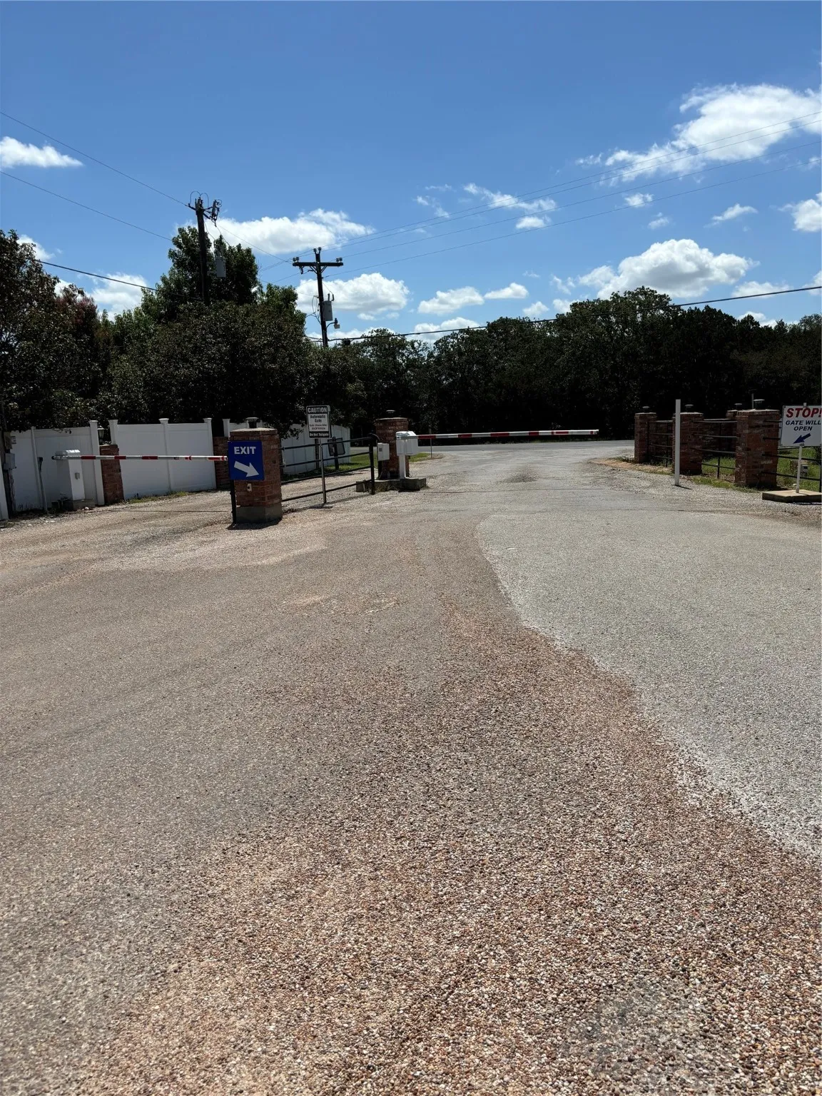 Single Family Residence For Sale in Hill County , 161 Big Bend Drive, Whitney, Texas 76692, 1 Bedroom, 2 Bathroom, 2 Garage spaces, 920 Sqft, built in 2006, Preowned, mls#20647759, Real Estate Agent in Whitney, Homes For Sale in Hill county, Homes For Sale in Whitney, Realtor in Whitney Texas, Real Estate Brokerage Independent Realty Texas, Luminita Cordes Realtor