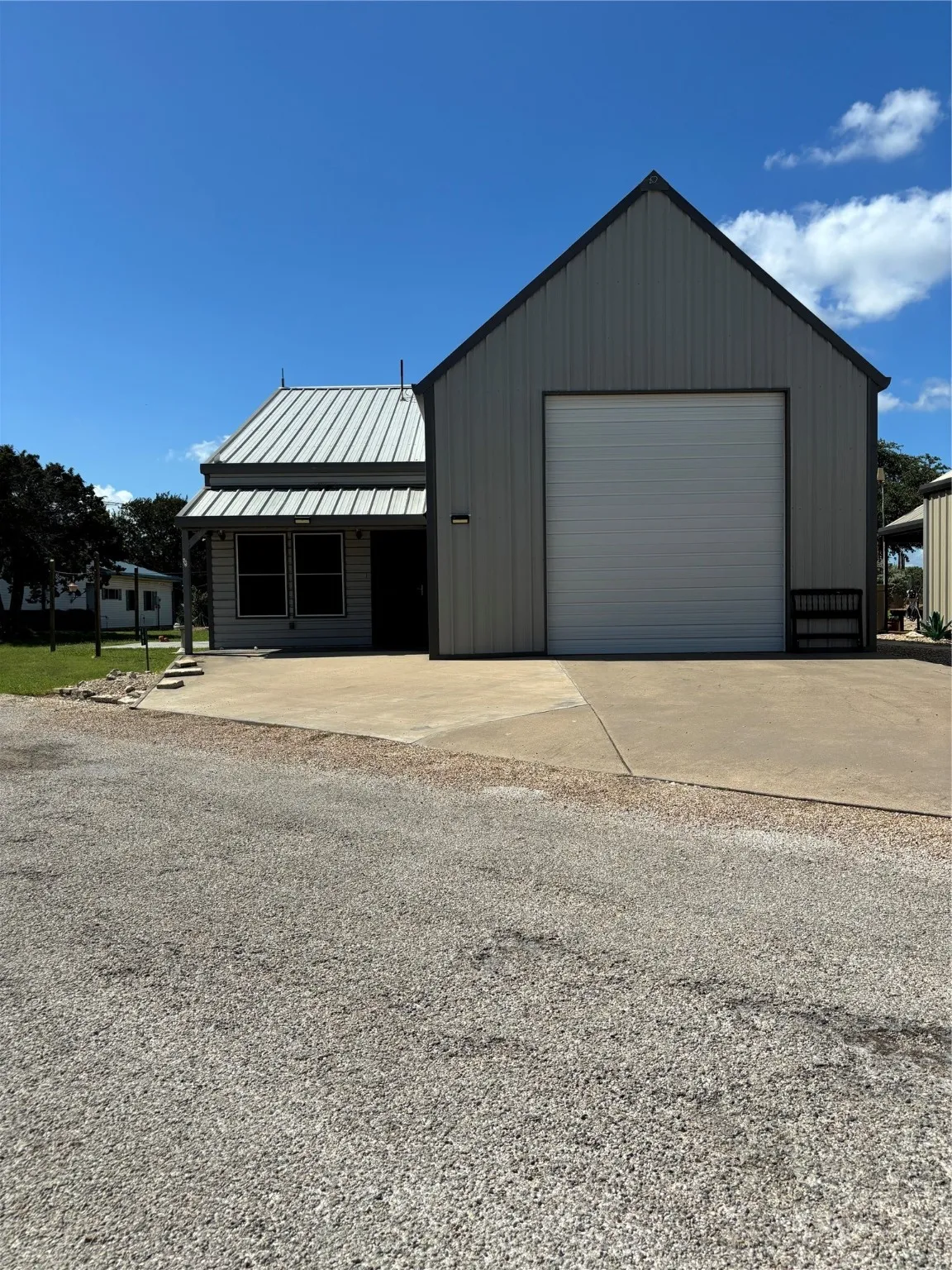Single Family Residence For Sale in Hill County , 161 Big Bend Drive, Whitney, Texas 76692, 1 Bedroom, 2 Bathroom, 2 Garage spaces, 920 Sqft, built in 2006, Preowned, mls#20647759, Real Estate Agent in Whitney, Homes For Sale in Hill county, Homes For Sale in Whitney, Realtor in Whitney Texas, Real Estate Brokerage Independent Realty Texas, Luminita Cordes Realtor