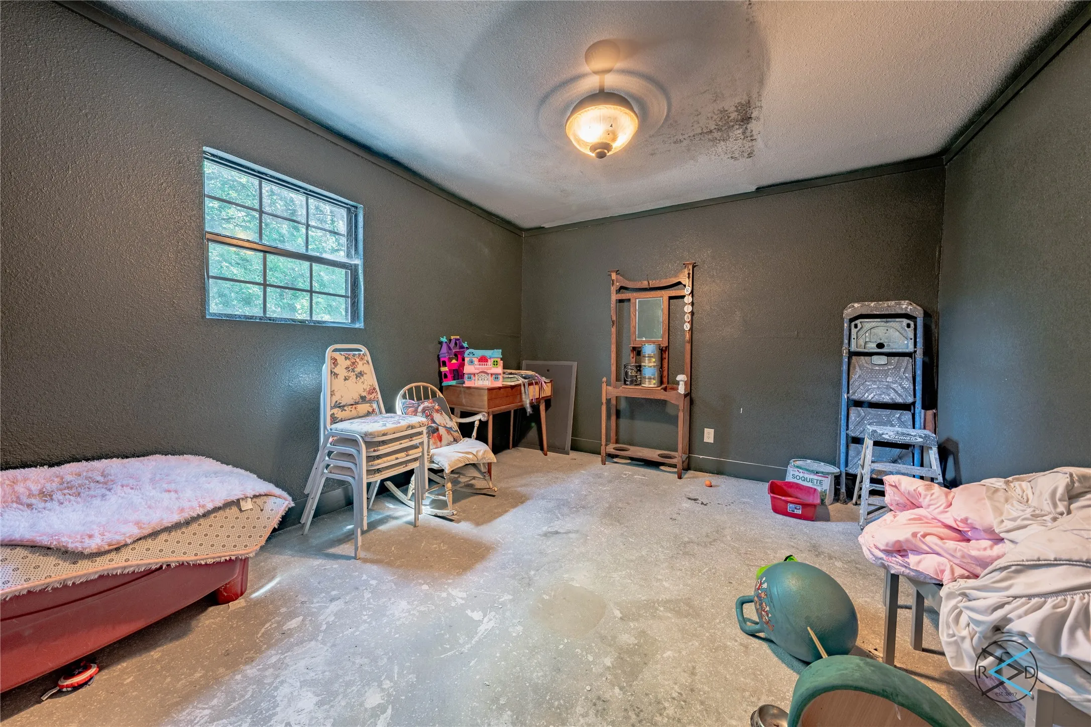 Game room featuring a textured ceiling and concrete flooring