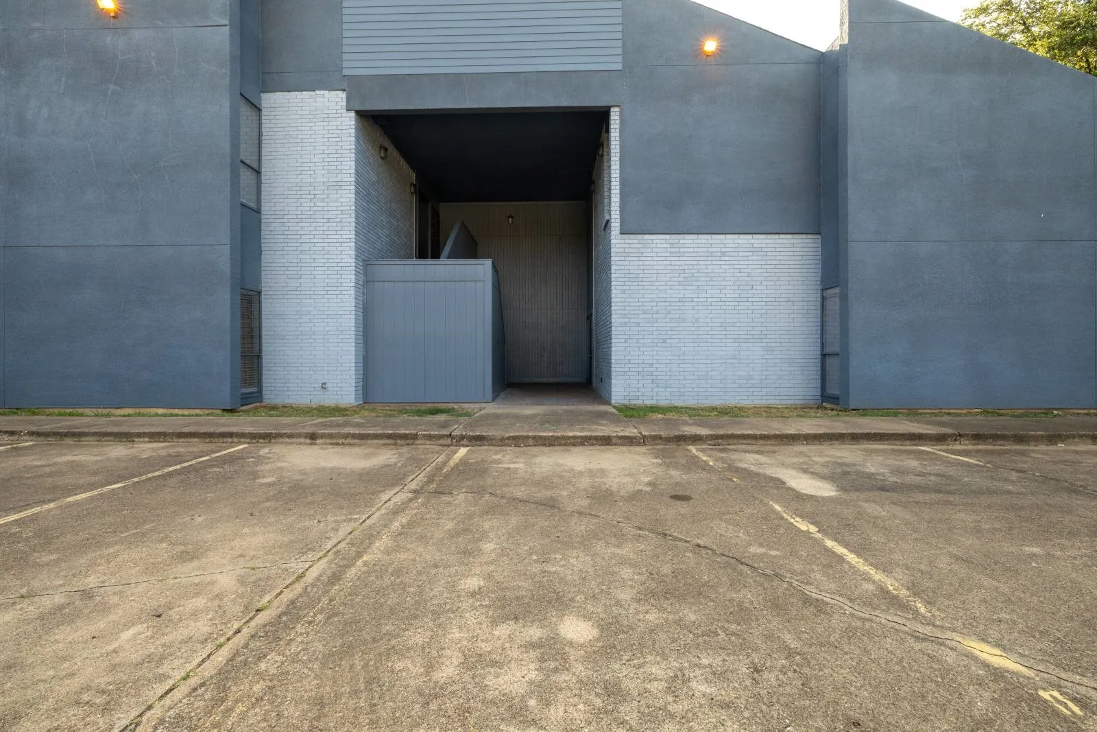 Office For Rent in Tarrant County , 2401 Garden Park Court, Arlington, Texas 76013, 0, 0, Garage spaces, 0 Sqft, built in 1978, Preowned, Price $14, mls#20680616, Real Estate Agent in Arlington, Homes For Rent in Tarrant county, Homes For Rent in Arlington, Realtor in Arlington Texas, Real Estate Brokerage Independent Realty Texas, Luminita Cordes Realtor