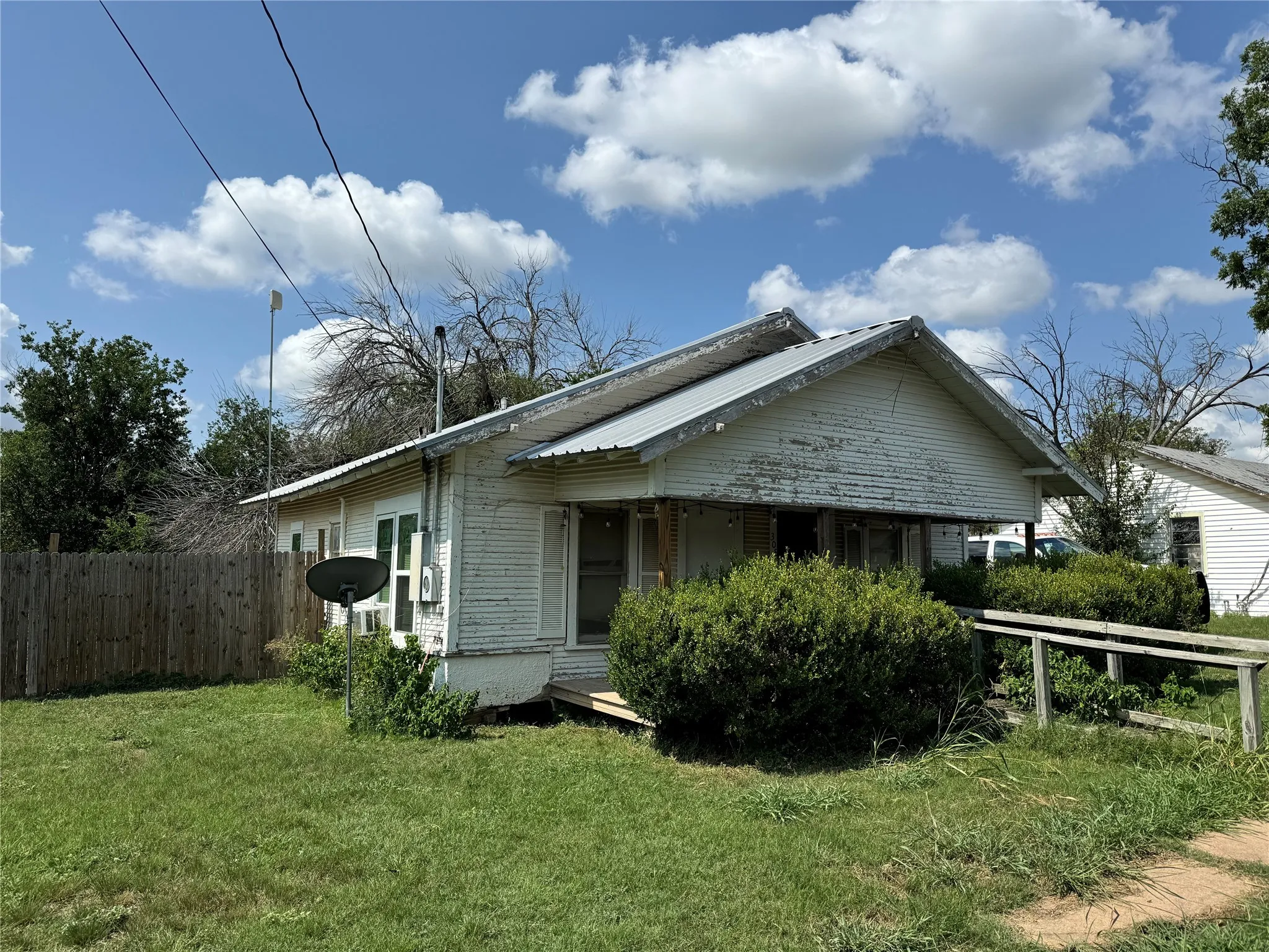 Single Family Residence For Sale in Coleman County , 308 E 4th Street, Coleman, Texas 76834, 2 Bedrooms, 1 Bathroom, Garage spaces, 904 Sqft, built in 0, Price $54,900, mls#20693184, Real Estate Agent in Coleman, Homes For Sale in Coleman county, Homes For Sale in Coleman, Realtor in Coleman Texas, Real Estate Brokerage Independent Realty Texas, Luminita Cordes Realtor