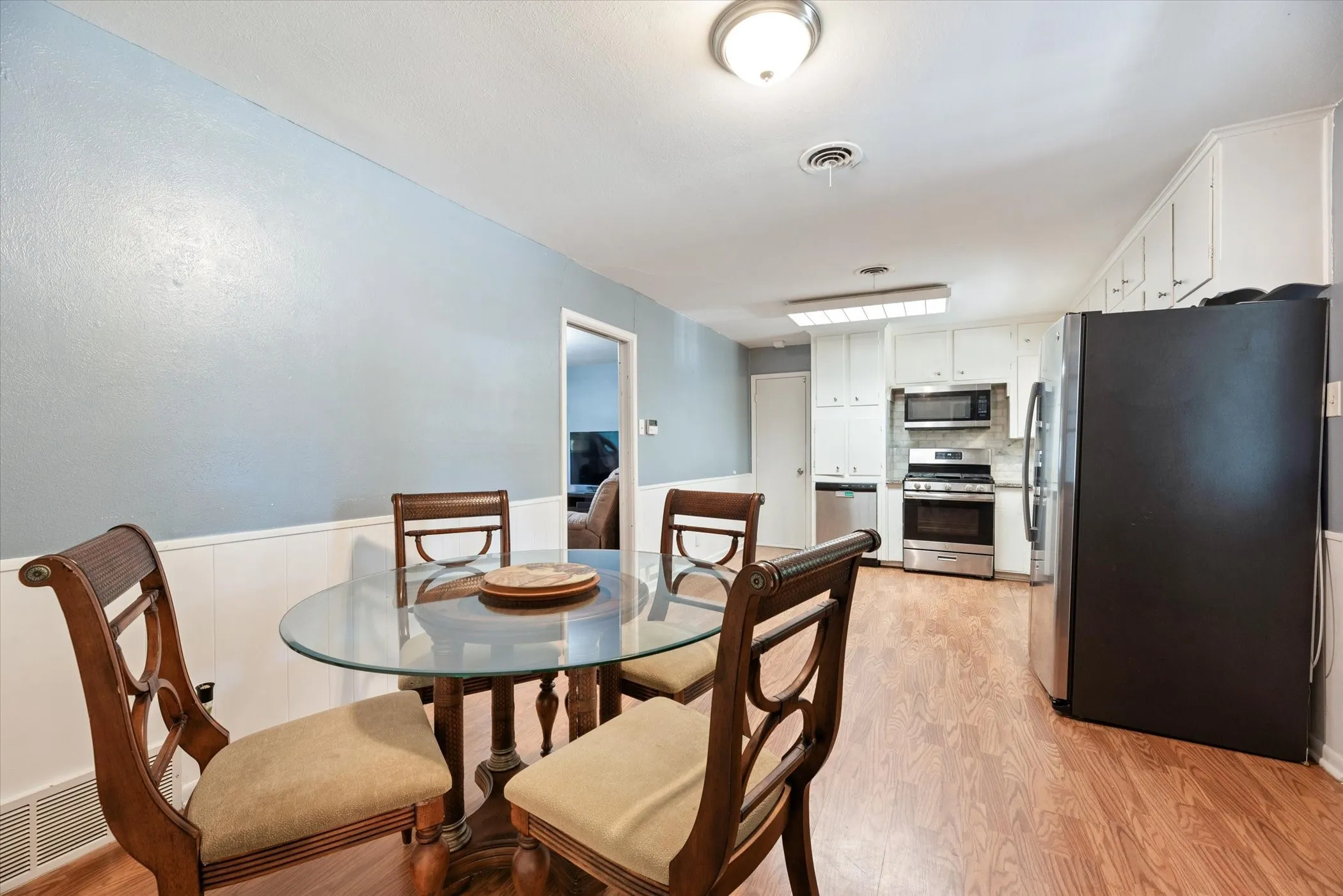Single Family Residence For Sale in Tarrant County , 4709 Nadine Drive, Haltom City, Texas 76117, 3 Bedrooms, 2 Bathrooms, 2 Garage spaces, 1,297 Sqft, built in 1958, Preowned, Price $190,000, mls#20688959, Real Estate Agent in Haltom City, Homes For Sale in Tarrant county, Homes For Sale in Haltom City, Realtor in Haltom City Texas, Real Estate Brokerage Independent Realty Texas, Luminita Cordes Realtor