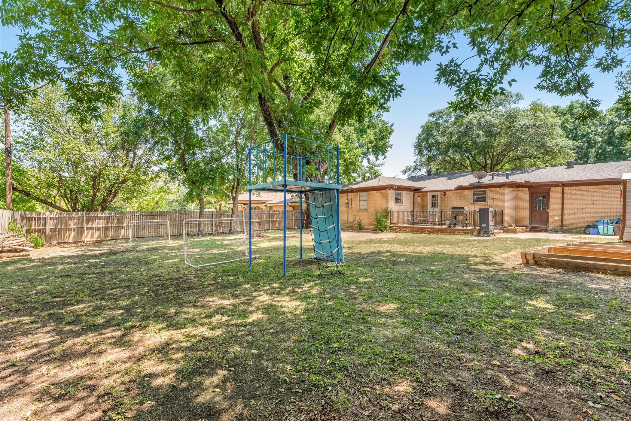 Single Family Residence For Sale in Tarrant County , 4709 Nadine Drive, Haltom City, Texas 76117, 3 Bedrooms, 2 Bathrooms, 2 Garage spaces, 1,297 Sqft, built in 1958, Preowned, Price $190,000, mls#20688959, Real Estate Agent in Haltom City, Homes For Sale in Tarrant county, Homes For Sale in Haltom City, Realtor in Haltom City Texas, Real Estate Brokerage Independent Realty Texas, Luminita Cordes Realtor