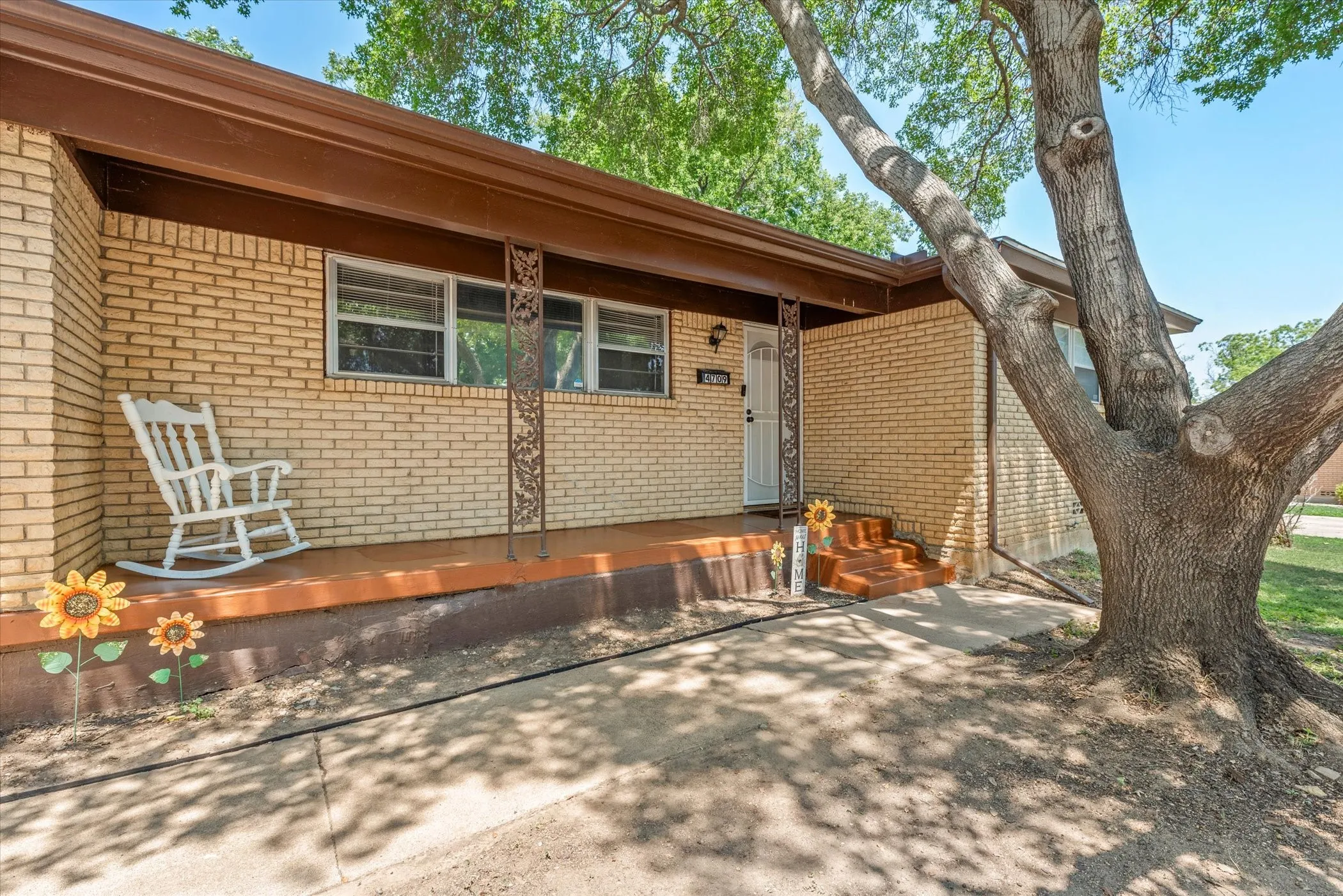 Single Family Residence For Sale in Tarrant County , 4709 Nadine Drive, Haltom City, Texas 76117, 3 Bedrooms, 2 Bathrooms, 2 Garage spaces, 1,297 Sqft, built in 1958, Preowned, Price $190,000, mls#20688959, Real Estate Agent in Haltom City, Homes For Sale in Tarrant county, Homes For Sale in Haltom City, Realtor in Haltom City Texas, Real Estate Brokerage Independent Realty Texas, Luminita Cordes Realtor