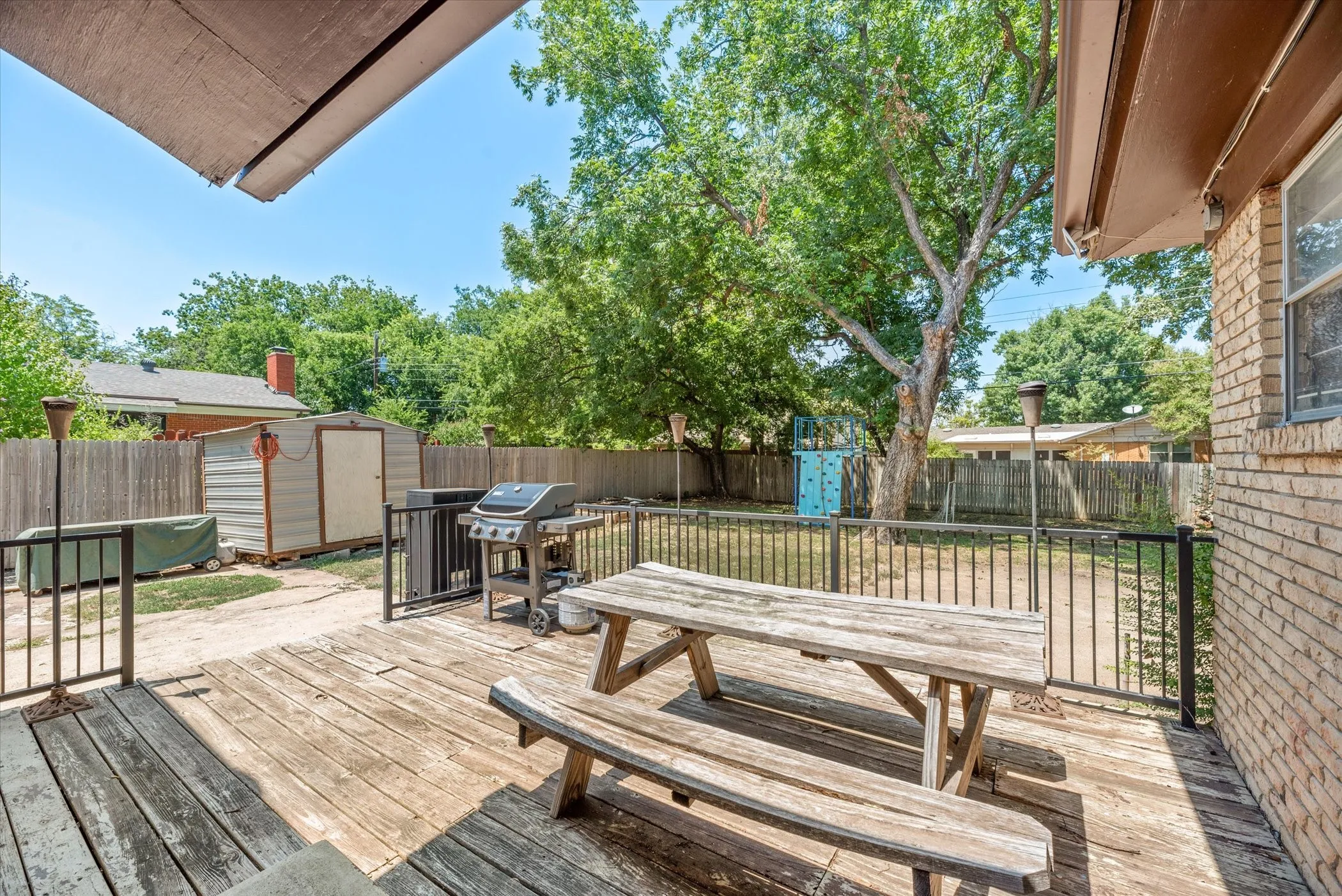 Single Family Residence For Sale in Tarrant County , 4709 Nadine Drive, Haltom City, Texas 76117, 3 Bedrooms, 2 Bathrooms, 2 Garage spaces, 1,297 Sqft, built in 1958, Preowned, Price $190,000, mls#20688959, Real Estate Agent in Haltom City, Homes For Sale in Tarrant county, Homes For Sale in Haltom City, Realtor in Haltom City Texas, Real Estate Brokerage Independent Realty Texas, Luminita Cordes Realtor