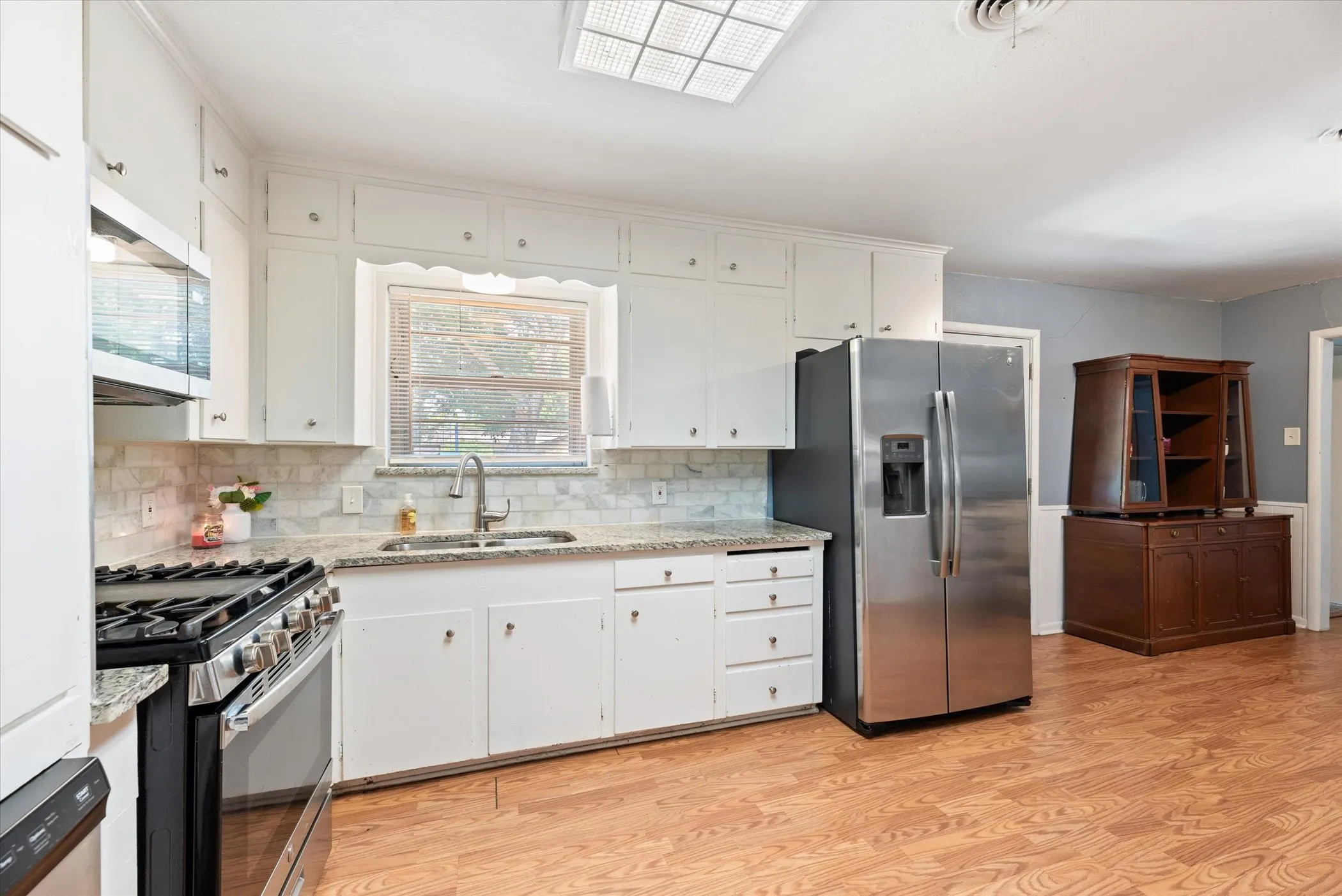 Single Family Residence For Sale in Tarrant County , 4709 Nadine Drive, Haltom City, Texas 76117, 3 Bedrooms, 2 Bathrooms, 2 Garage spaces, 1,297 Sqft, built in 1958, Preowned, Price $190,000, mls#20688959, Real Estate Agent in Haltom City, Homes For Sale in Tarrant county, Homes For Sale in Haltom City, Realtor in Haltom City Texas, Real Estate Brokerage Independent Realty Texas, Luminita Cordes Realtor