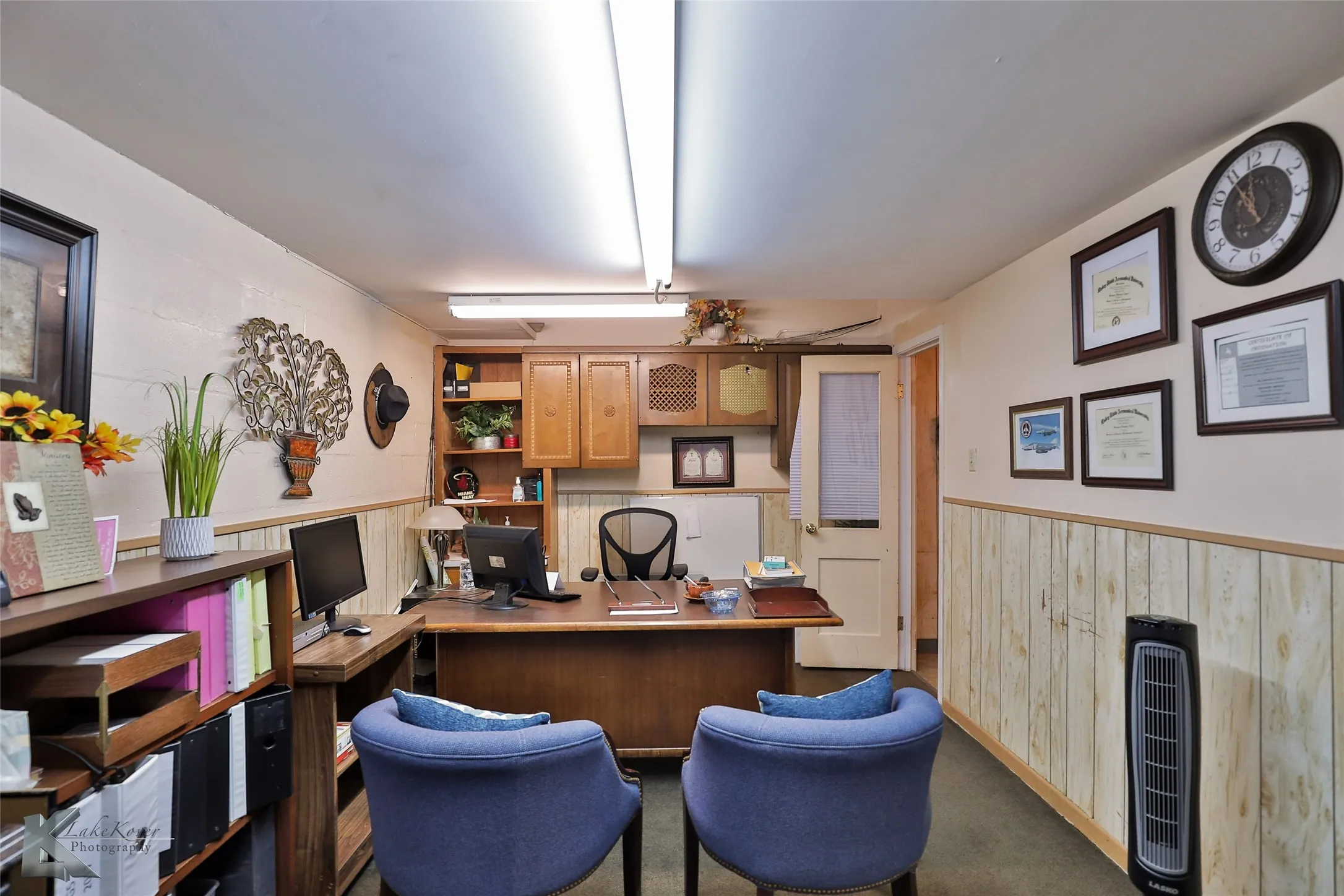 Home office with carpet flooring and built in desk