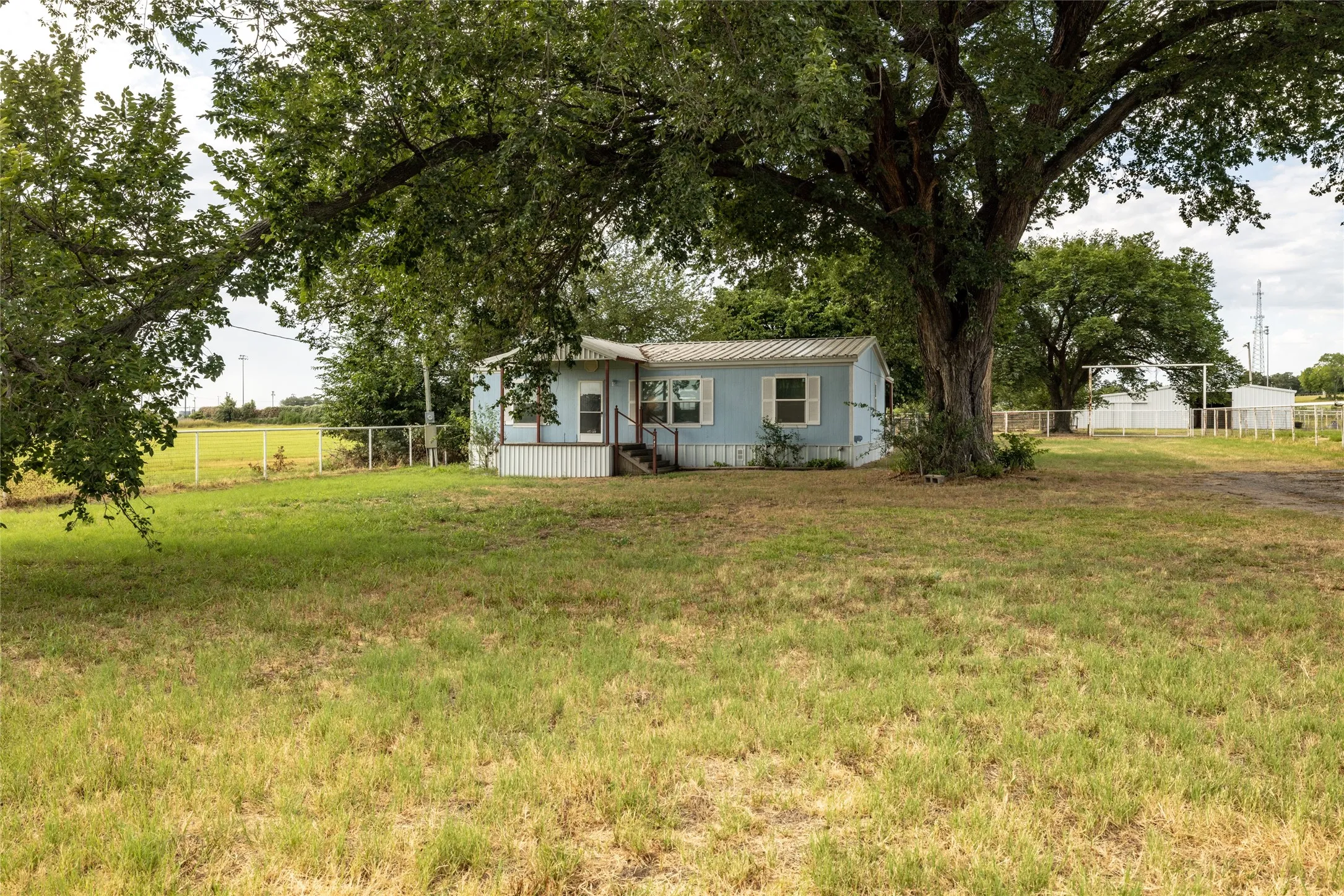 Mobile Home For Sale in Parker County , 207 Lazy B Lane, Springtown, Texas 76082, 3 Bedroom, 2 Bathroom, Garage spaces, 1,600 Sqft, built in 2002, Preowned, mls#20708932, Real Estate Agent in Springtown, Homes For Sale in Parker county, Homes For Sale in Springtown, Realtor in Springtown Texas, Real Estate Brokerage Independent Realty Texas, Luminita Cordes Realtor