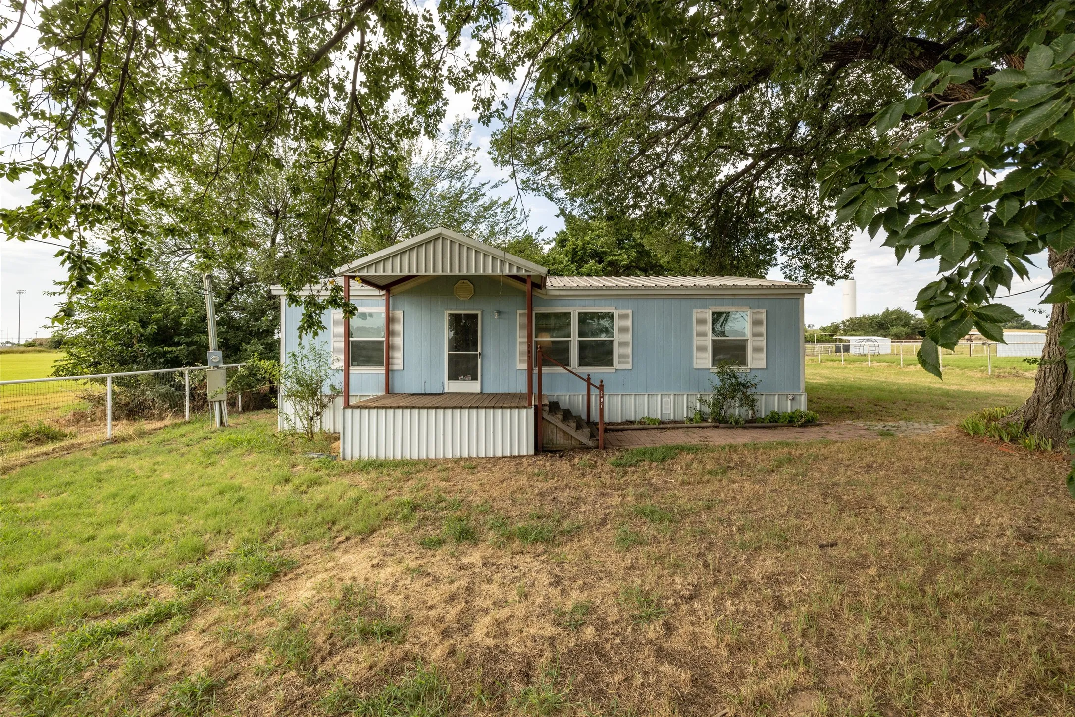 Manufactured / mobile home featuring a front yard