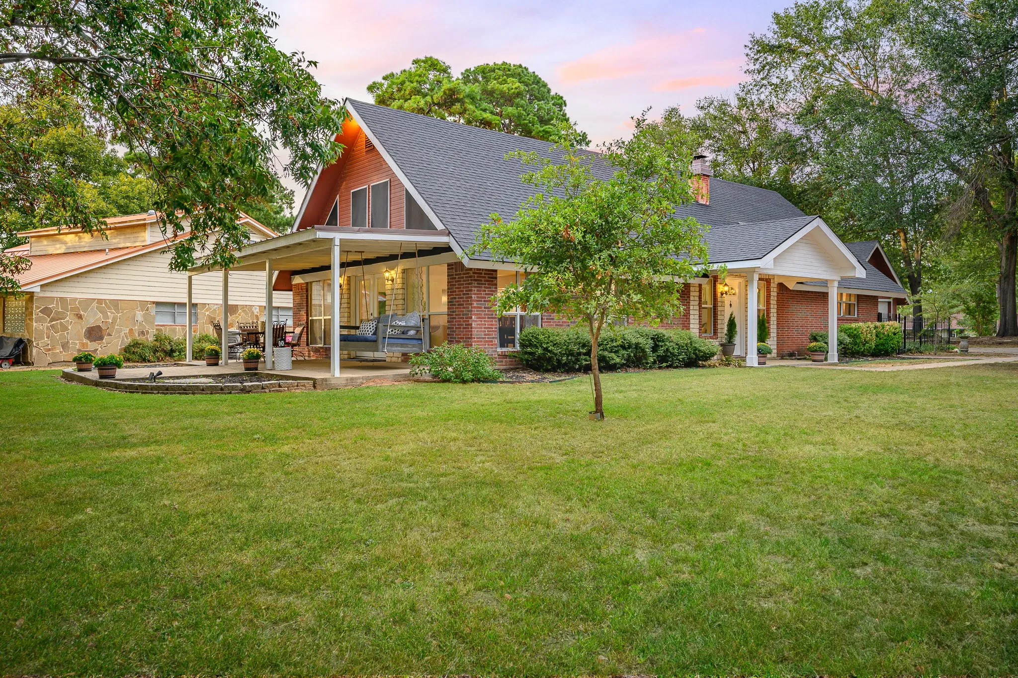 Single Family Residence For Sale in Henderson County , 123 Goodknight Ranch Road, Trinidad, Texas 75163, 5 Bedroom, 4 Bathroom, 2 Garage spaces, 2,746 Sqft, built in 1975, Preowned, mls#20714934, Real Estate Agent in Trinidad, Homes For Sale in Henderson county, Homes For Sale in Trinidad, Realtor in Trinidad Texas, Real Estate Brokerage Independent Realty Texas, Luminita Cordes Realtor