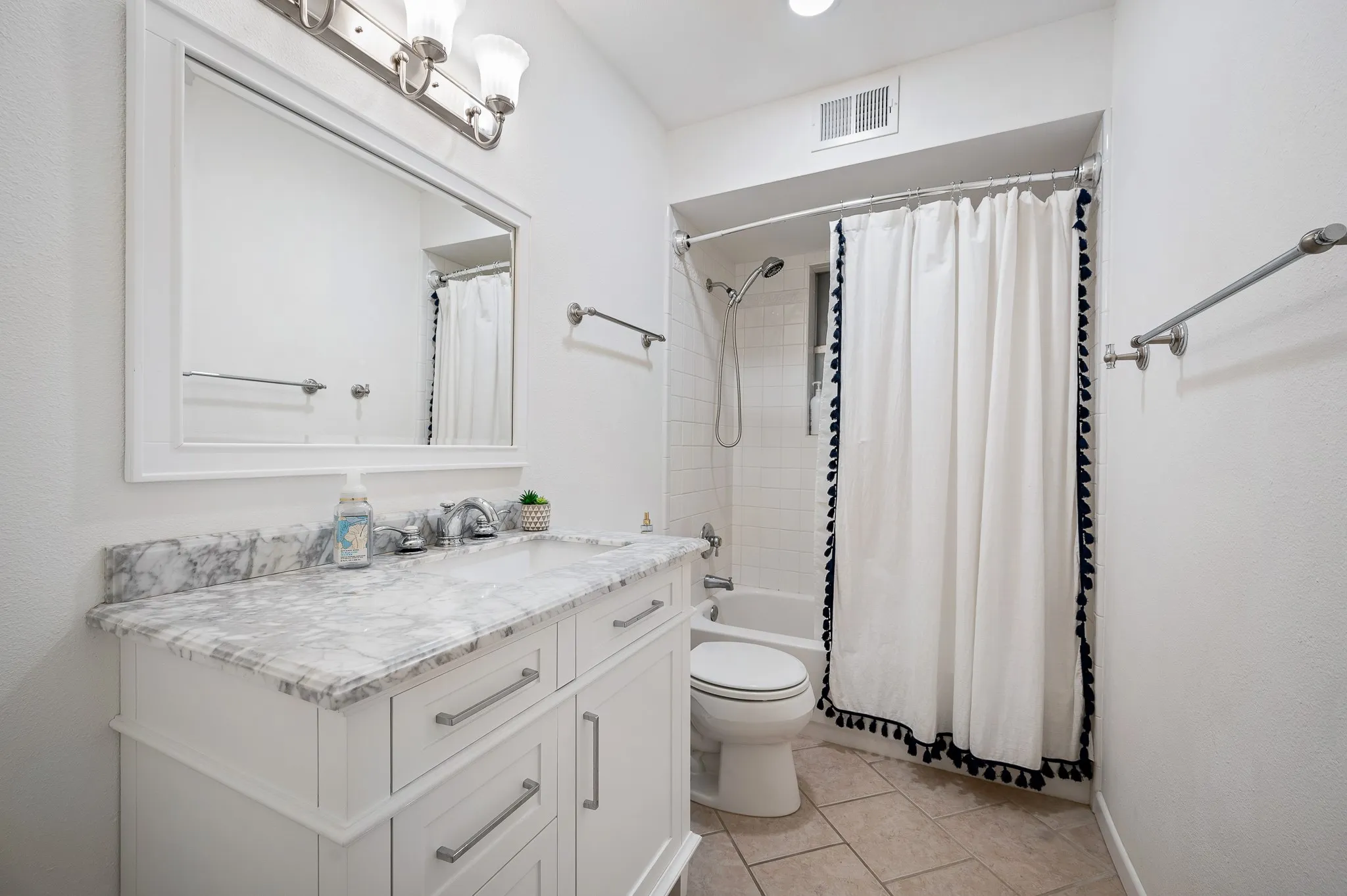 Single Family Residence For Sale in Henderson County , 123 Goodknight Ranch Road, Trinidad, Texas 75163, 5 Bedroom, 4 Bathroom, 2 Garage spaces, 2,746 Sqft, built in 1975, Preowned, mls#20714934, Real Estate Agent in Trinidad, Homes For Sale in Henderson county, Homes For Sale in Trinidad, Realtor in Trinidad Texas, Real Estate Brokerage Independent Realty Texas, Luminita Cordes Realtor