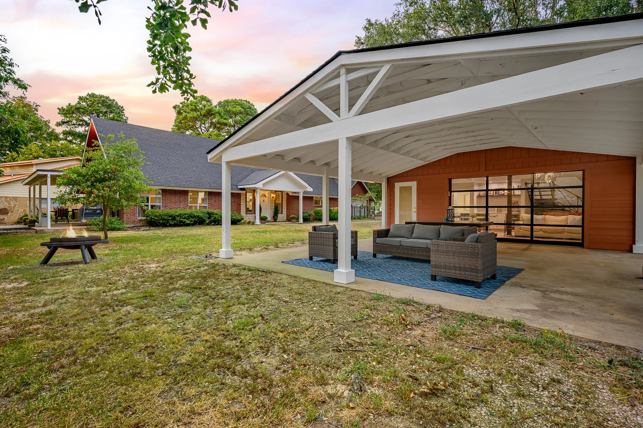 Single Family Residence For Sale in Henderson County , 123 Goodknight Ranch Road, Trinidad, Texas 75163, 5 Bedroom, 4 Bathroom, 2 Garage spaces, 2,746 Sqft, built in 1975, Preowned, mls#20714934, Real Estate Agent in Trinidad, Homes For Sale in Henderson county, Homes For Sale in Trinidad, Realtor in Trinidad Texas, Real Estate Brokerage Independent Realty Texas, Luminita Cordes Realtor