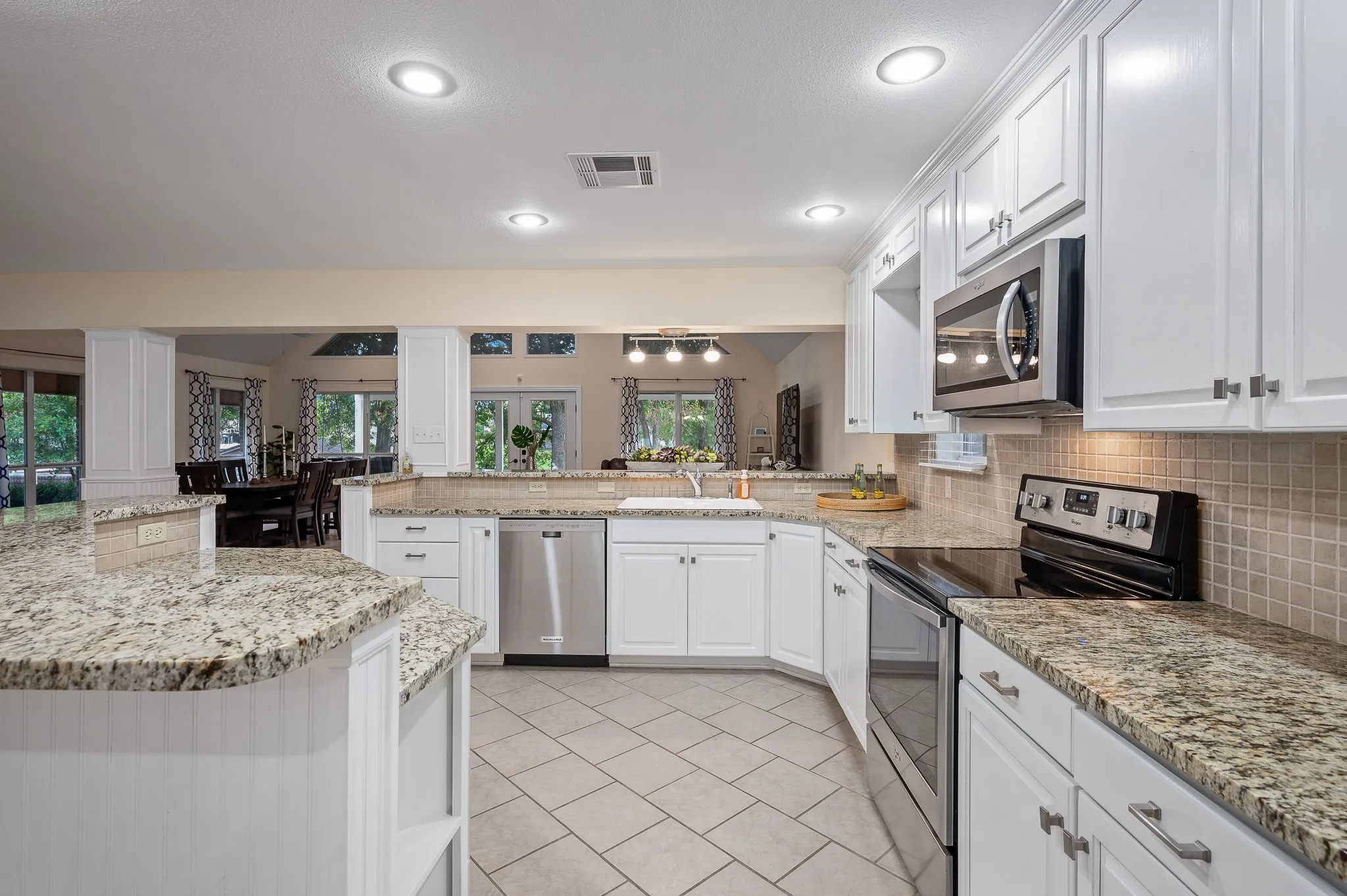 Single Family Residence For Sale in Henderson County , 123 Goodknight Ranch Road, Trinidad, Texas 75163, 5 Bedroom, 4 Bathroom, 2 Garage spaces, 2,746 Sqft, built in 1975, Preowned, mls#20714934, Real Estate Agent in Trinidad, Homes For Sale in Henderson county, Homes For Sale in Trinidad, Realtor in Trinidad Texas, Real Estate Brokerage Independent Realty Texas, Luminita Cordes Realtor