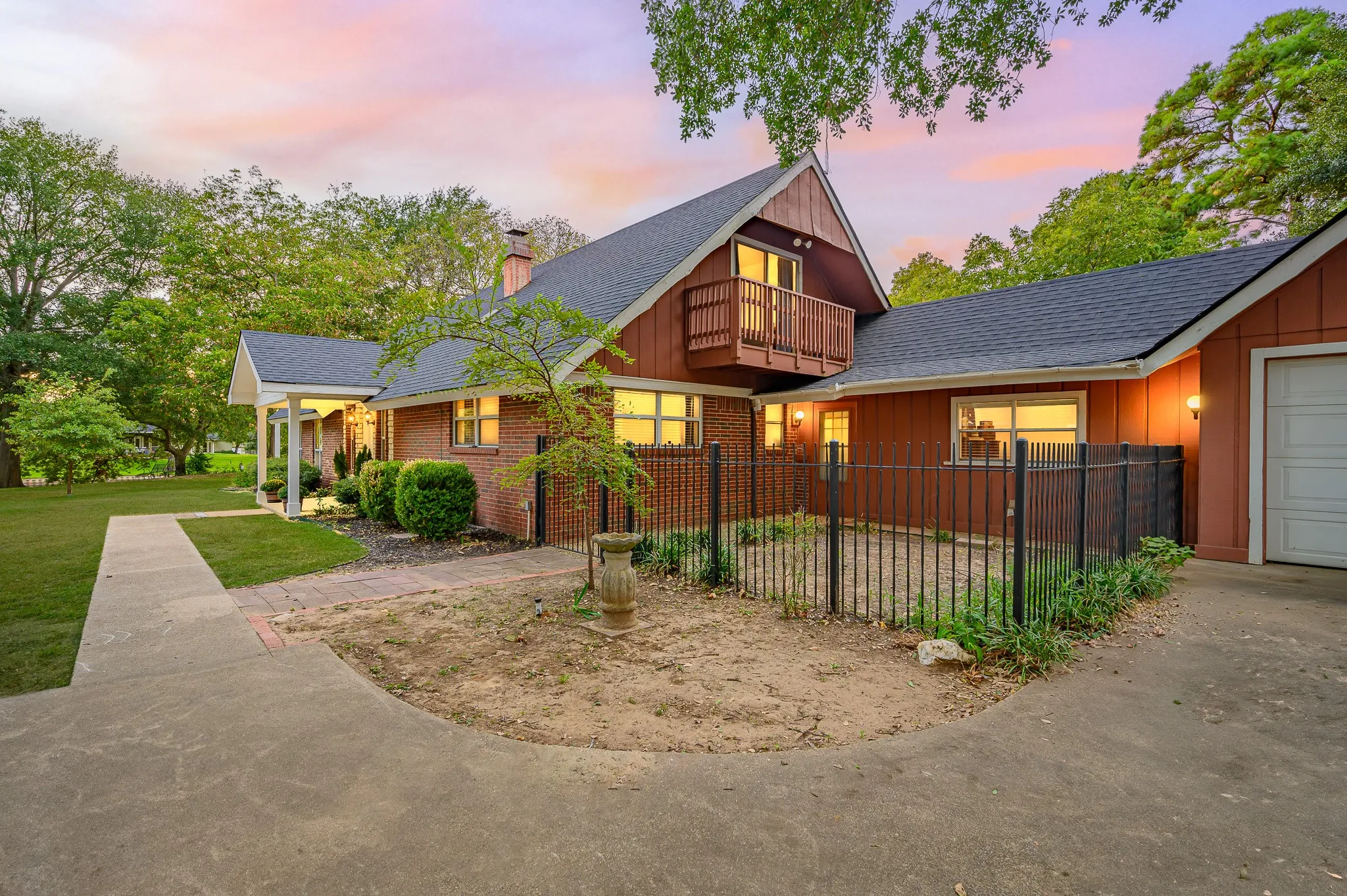 Single Family Residence For Sale in Henderson County , 123 Goodknight Ranch Road, Trinidad, Texas 75163, 5 Bedroom, 4 Bathroom, 2 Garage spaces, 2,746 Sqft, built in 1975, Preowned, mls#20714934, Real Estate Agent in Trinidad, Homes For Sale in Henderson county, Homes For Sale in Trinidad, Realtor in Trinidad Texas, Real Estate Brokerage Independent Realty Texas, Luminita Cordes Realtor