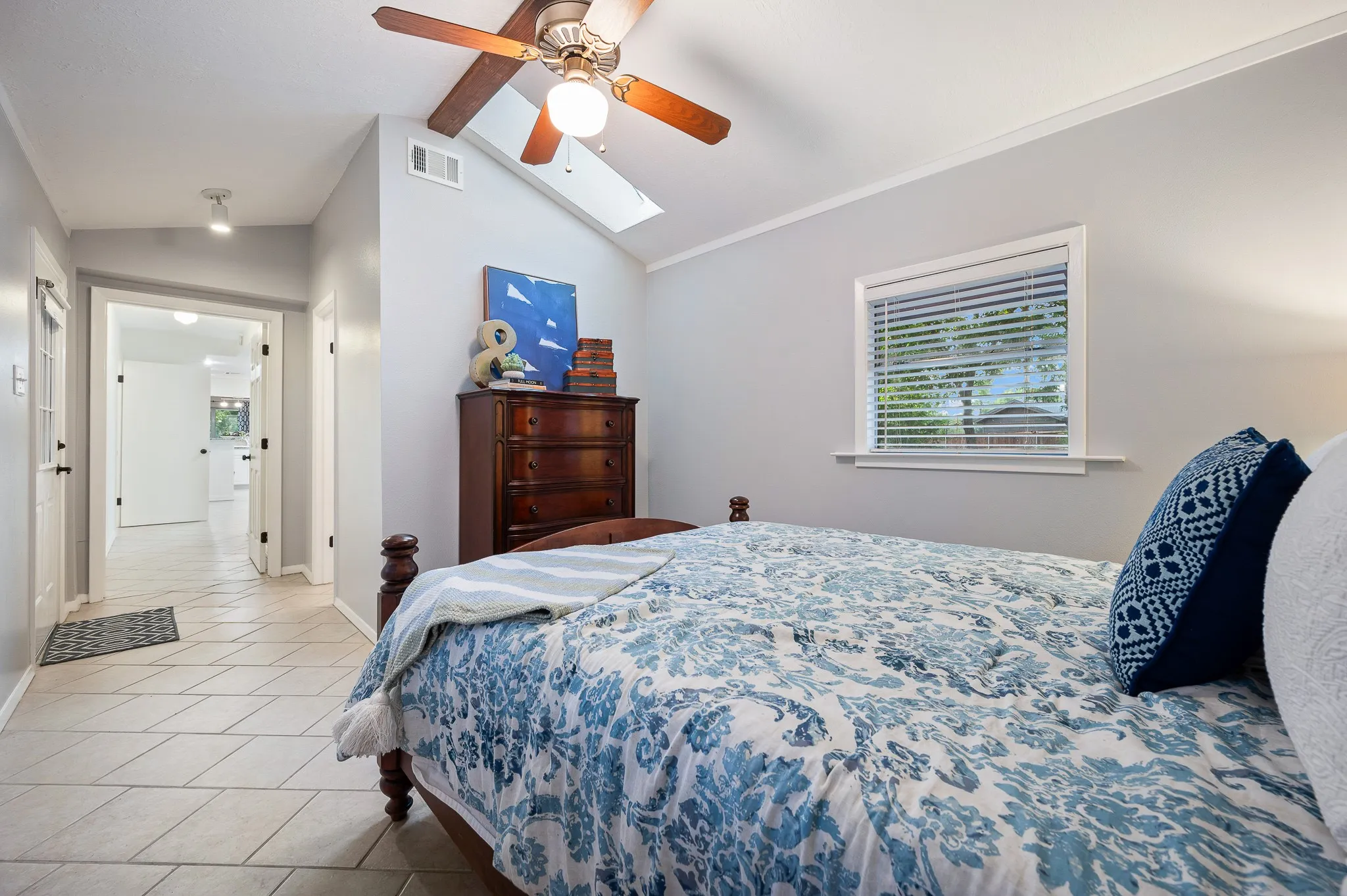 Single Family Residence For Sale in Henderson County , 123 Goodknight Ranch Road, Trinidad, Texas 75163, 5 Bedroom, 4 Bathroom, 2 Garage spaces, 2,746 Sqft, built in 1975, Preowned, mls#20714934, Real Estate Agent in Trinidad, Homes For Sale in Henderson county, Homes For Sale in Trinidad, Realtor in Trinidad Texas, Real Estate Brokerage Independent Realty Texas, Luminita Cordes Realtor