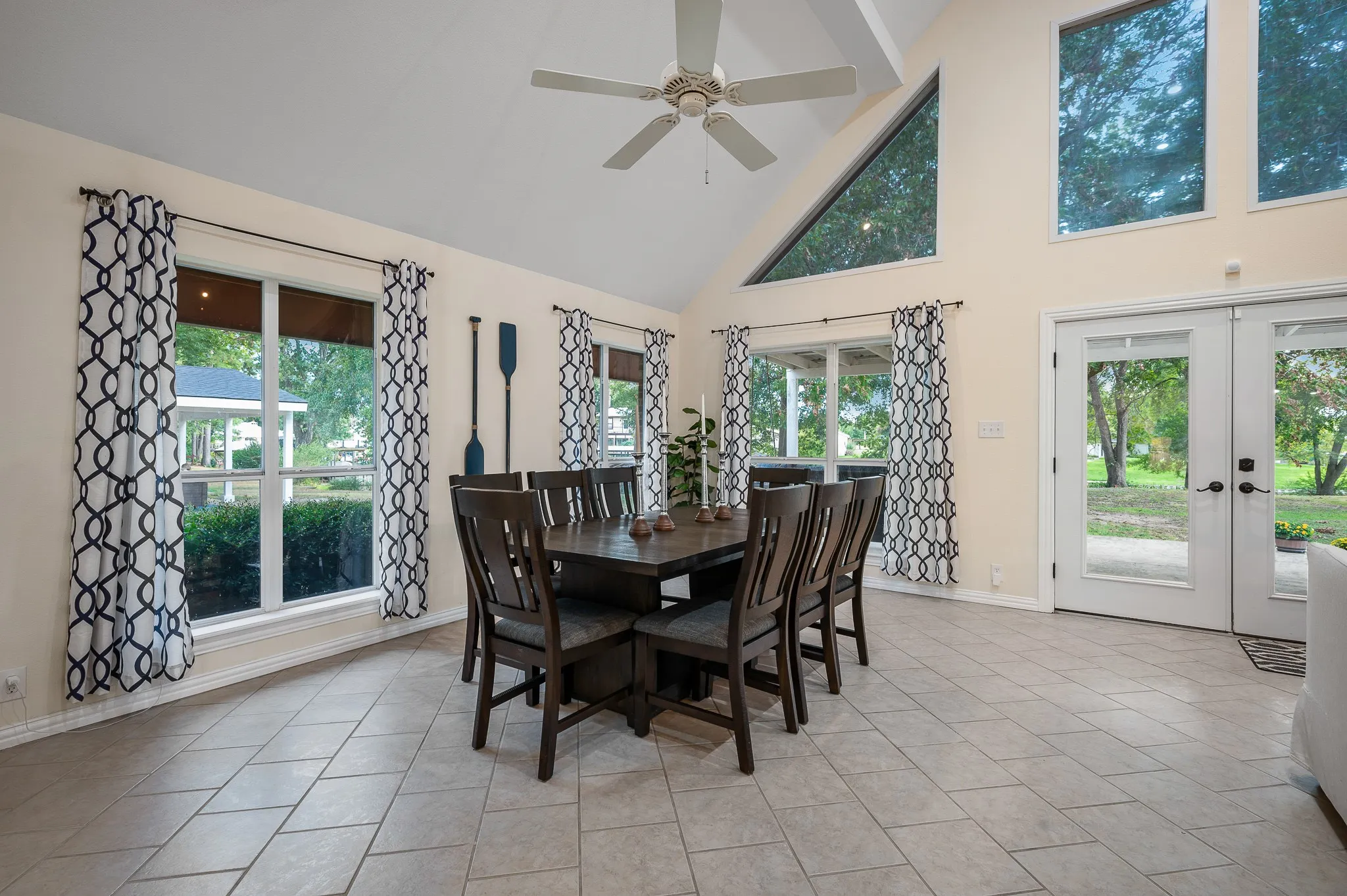 Single Family Residence For Sale in Henderson County , 123 Goodknight Ranch Road, Trinidad, Texas 75163, 5 Bedroom, 4 Bathroom, 2 Garage spaces, 2,746 Sqft, built in 1975, Preowned, mls#20714934, Real Estate Agent in Trinidad, Homes For Sale in Henderson county, Homes For Sale in Trinidad, Realtor in Trinidad Texas, Real Estate Brokerage Independent Realty Texas, Luminita Cordes Realtor