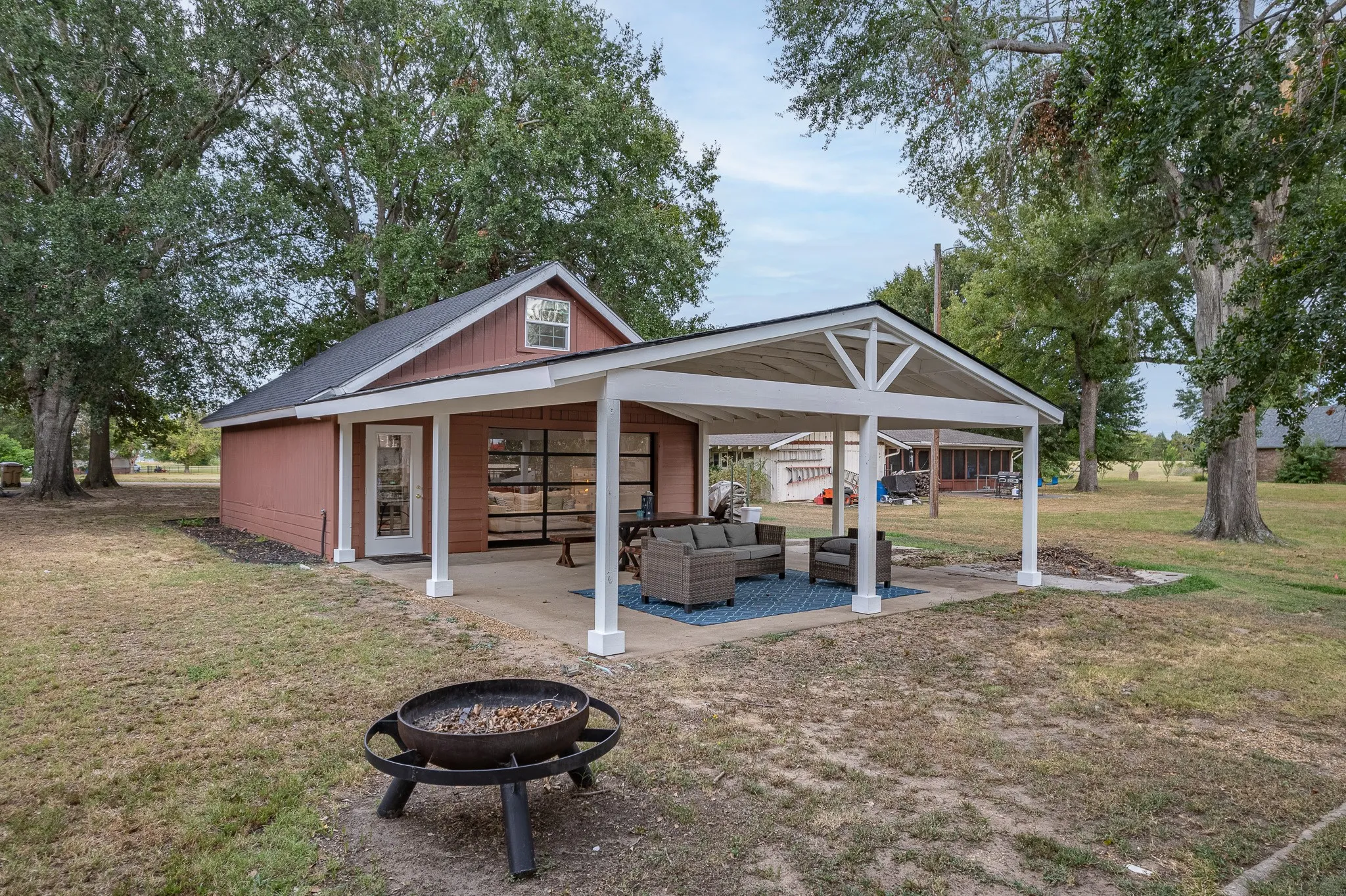 Single Family Residence For Sale in Henderson County , 123 Goodknight Ranch Road, Trinidad, Texas 75163, 5 Bedroom, 4 Bathroom, 2 Garage spaces, 2,746 Sqft, built in 1975, Preowned, mls#20714934, Real Estate Agent in Trinidad, Homes For Sale in Henderson county, Homes For Sale in Trinidad, Realtor in Trinidad Texas, Real Estate Brokerage Independent Realty Texas, Luminita Cordes Realtor