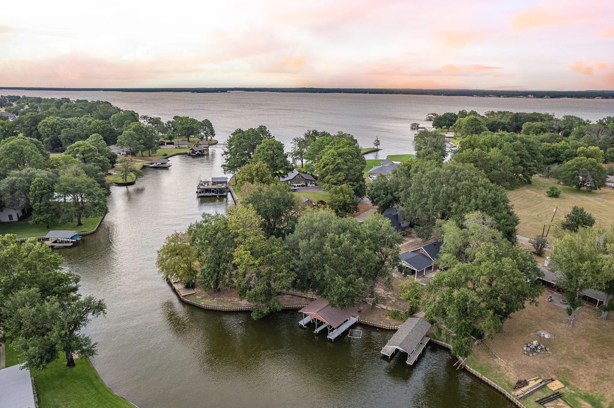 Single Family Residence For Sale in Henderson County , 123 Goodknight Ranch Road, Trinidad, Texas 75163, 5 Bedroom, 4 Bathroom, 2 Garage spaces, 2,746 Sqft, built in 1975, Preowned, mls#20714934, Real Estate Agent in Trinidad, Homes For Sale in Henderson county, Homes For Sale in Trinidad, Realtor in Trinidad Texas, Real Estate Brokerage Independent Realty Texas, Luminita Cordes Realtor