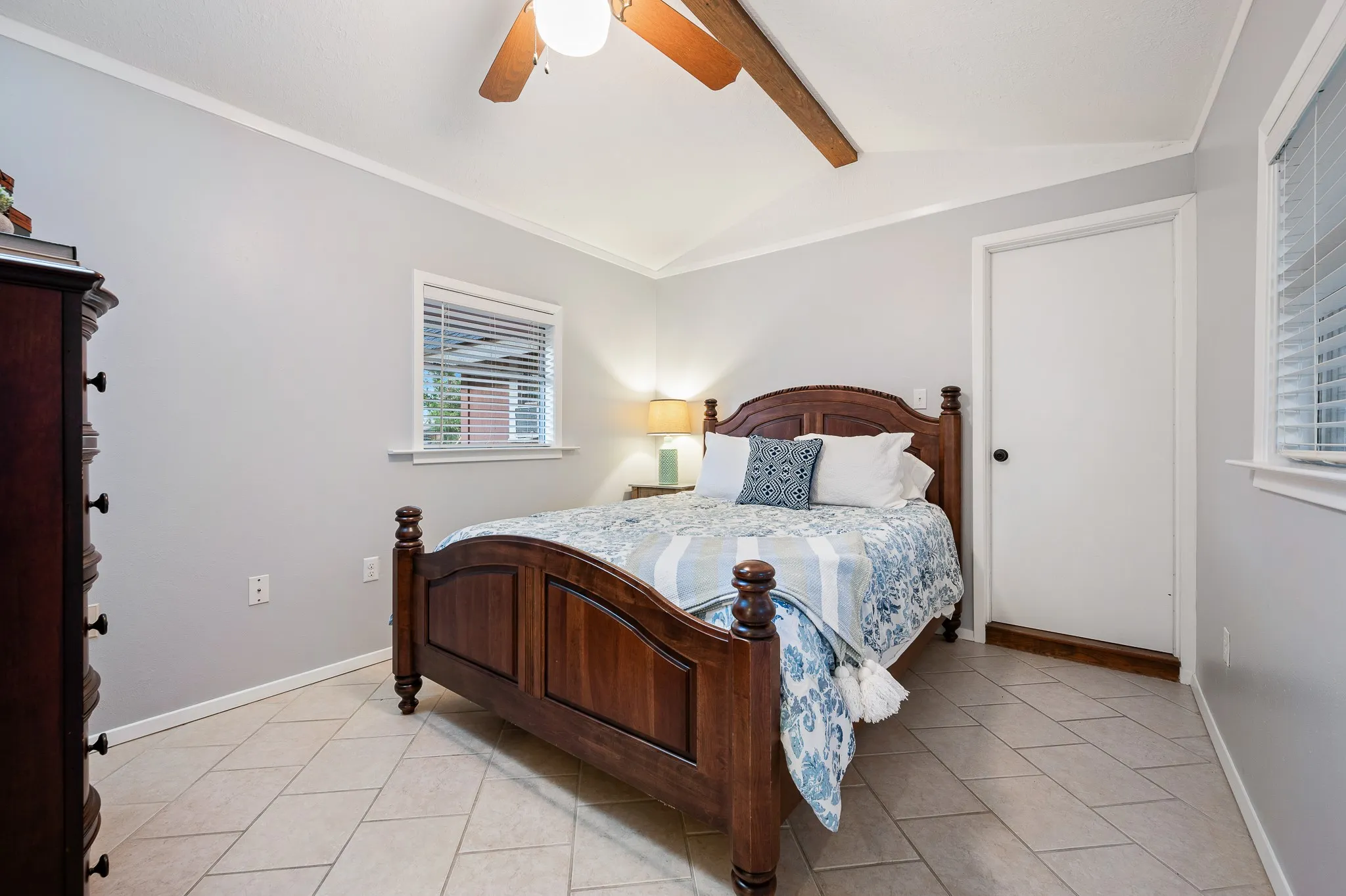 Single Family Residence For Sale in Henderson County , 123 Goodknight Ranch Road, Trinidad, Texas 75163, 5 Bedroom, 4 Bathroom, 2 Garage spaces, 2,746 Sqft, built in 1975, Preowned, mls#20714934, Real Estate Agent in Trinidad, Homes For Sale in Henderson county, Homes For Sale in Trinidad, Realtor in Trinidad Texas, Real Estate Brokerage Independent Realty Texas, Luminita Cordes Realtor